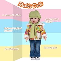 Vista 7 de Conjunto de ropa de muñeca de 5 piezas. El juego incluye abrigo amarillo colorido, bufanda y sombrero verdes, jeans azules y camiseta blanca, ropa