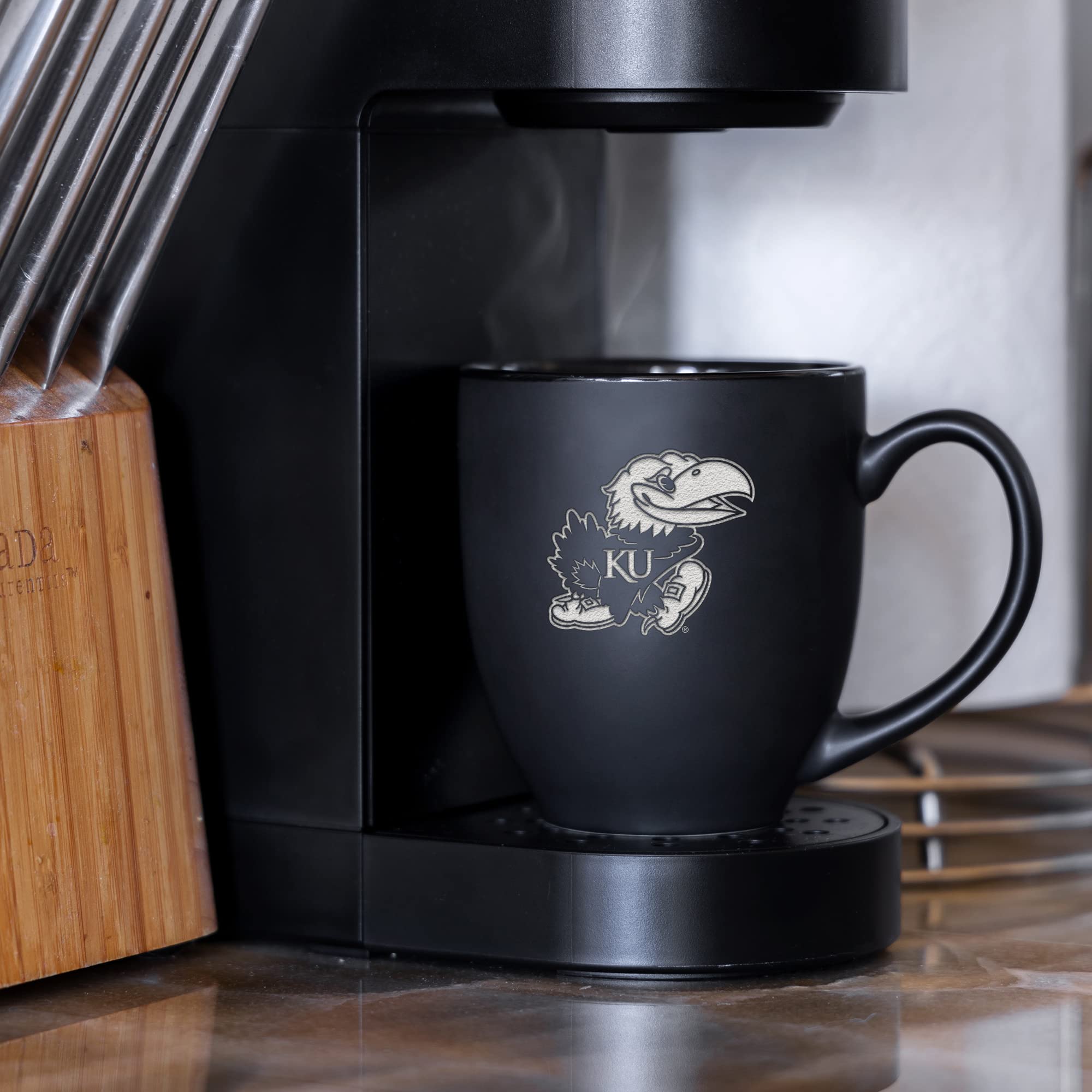 Rico Industries NCAA Kansas Jayhawks Main - Taza bistró negra mate de 16 onzas, para bebidas calientes o frías, logotipo del equipo grabado para una sensación única
