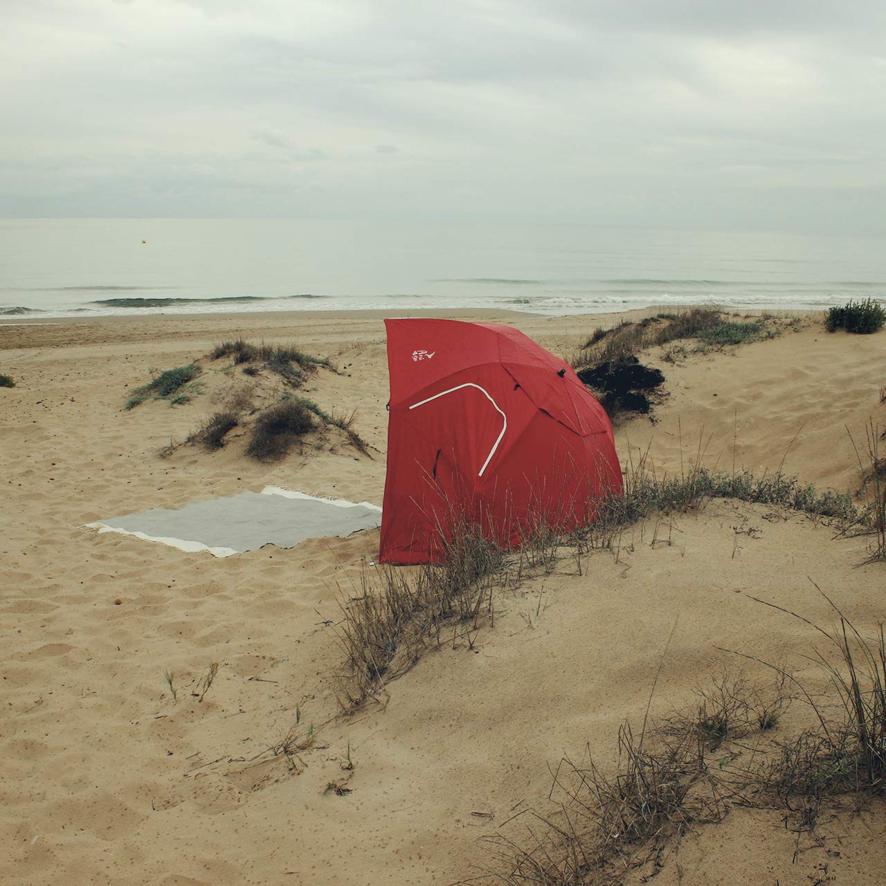 Sombrilla Playa Grande 240 cm Antiviento – Refugio 3 en 1 con Paredes, Ventanas y Bolsillos | Protección UV50+ 97%, Impermeable, 8 Piquetas y 4 Tensores, Bolsa (Rojo)