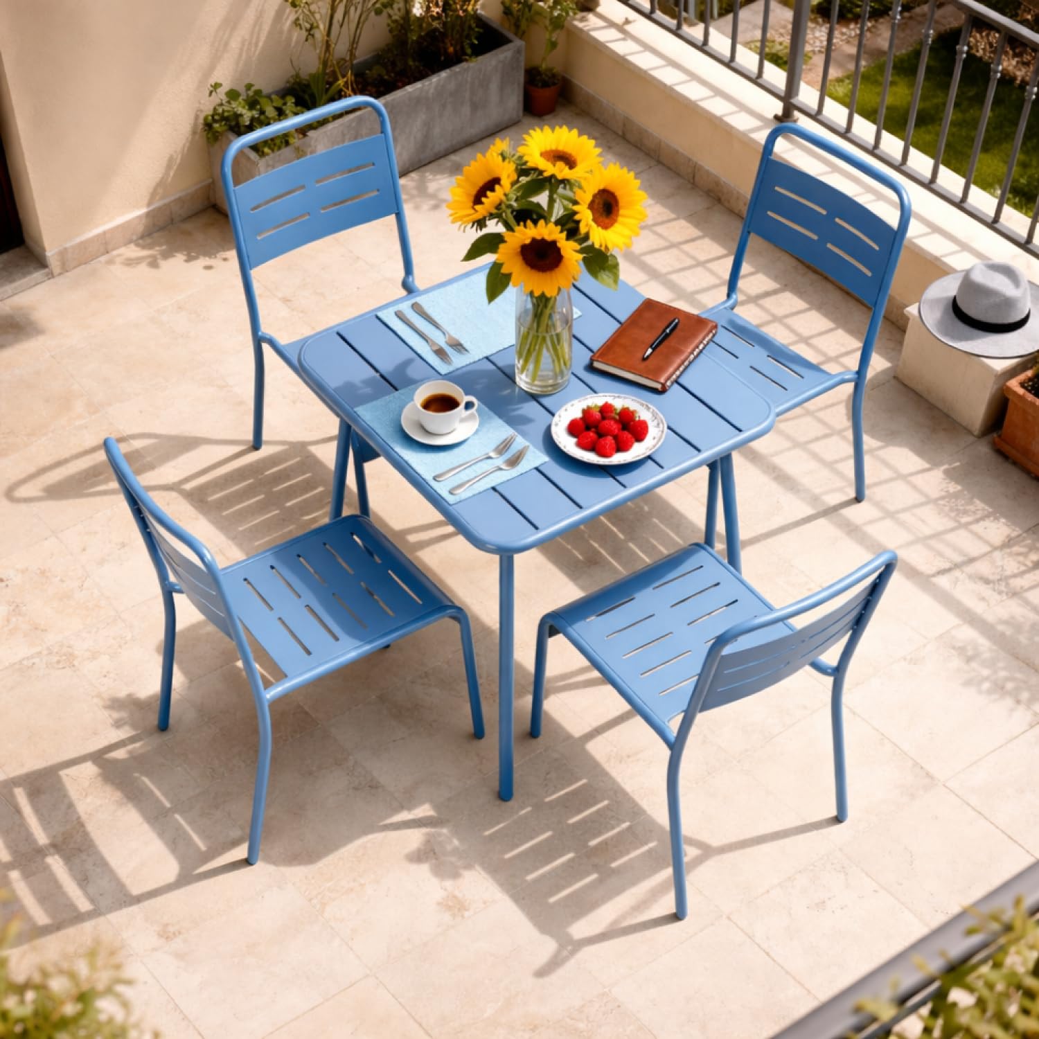 CONCEPT USINE | Tavolo da giardino BERGAME 4 posti in acciaio blu | Grande tavolo da pranzo all'aperto | Mobili da giardino Terrazza piscina | 70 cm | Resistenza al sole & Intemperie | Premium Design