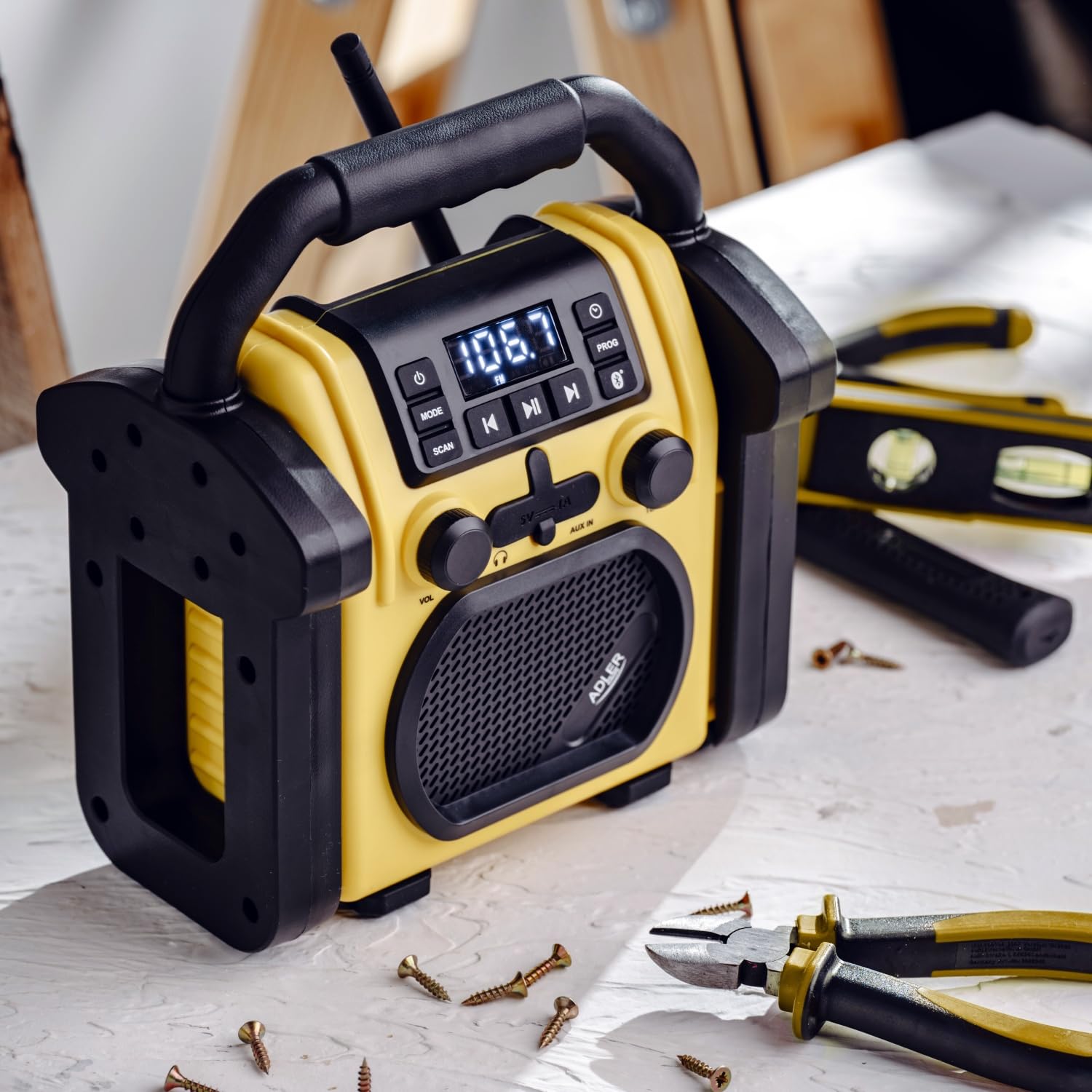 Adler AD 1911 - Radio para Obras con Bluetooth V 5.1, Dual Power (batería y Red) IPX54 Protección contra el Polvo y el Agua, AUX y Conector para Auriculares, diseño Robusto, 10 W, Amarillo/Negro