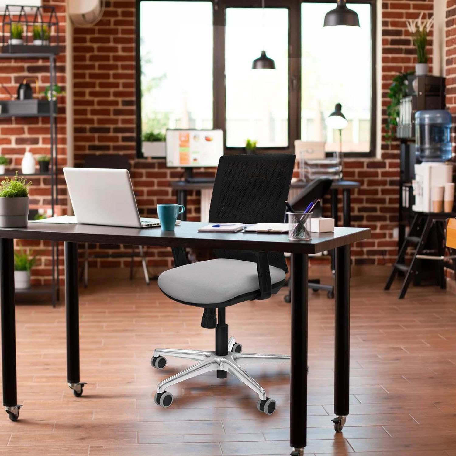 Piqueras y Crespo - Silla con Soporte Lumbar Ajustable Yunquera con Brazos 2D. Equipado con Sincro 4 Posiciones y Espuma de Corte. con Ruedas 65 Mm Parqué. Negro/Turquesa