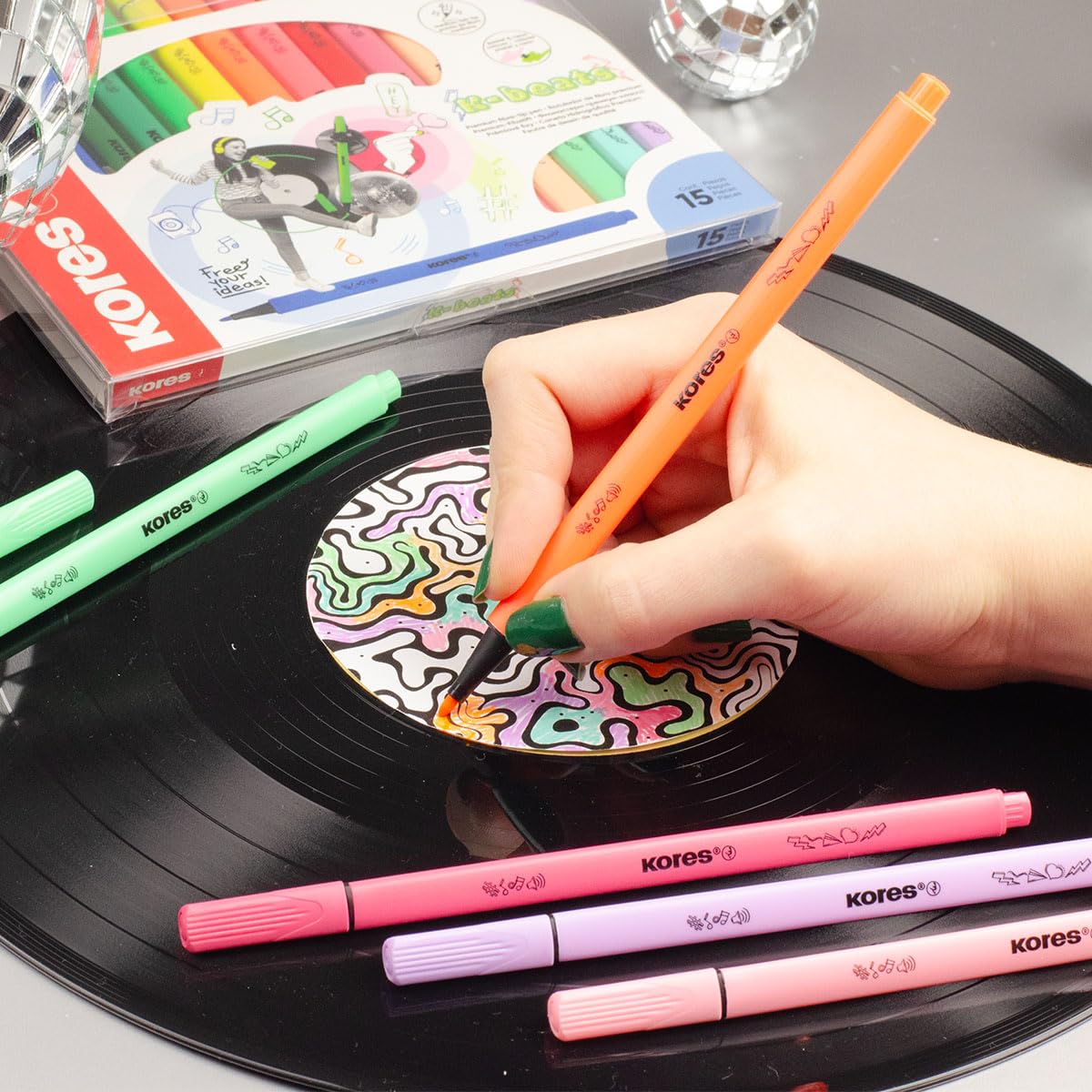 Kores K-Beats Premium flamastry z końcówką filcową – pisaki z końcówką z włókna do szkicowania, kolorowania i pisania, unikalne, żywe kolory, w zestawie neonowe i pastelowe, przybory szkolne, 26 sztuk