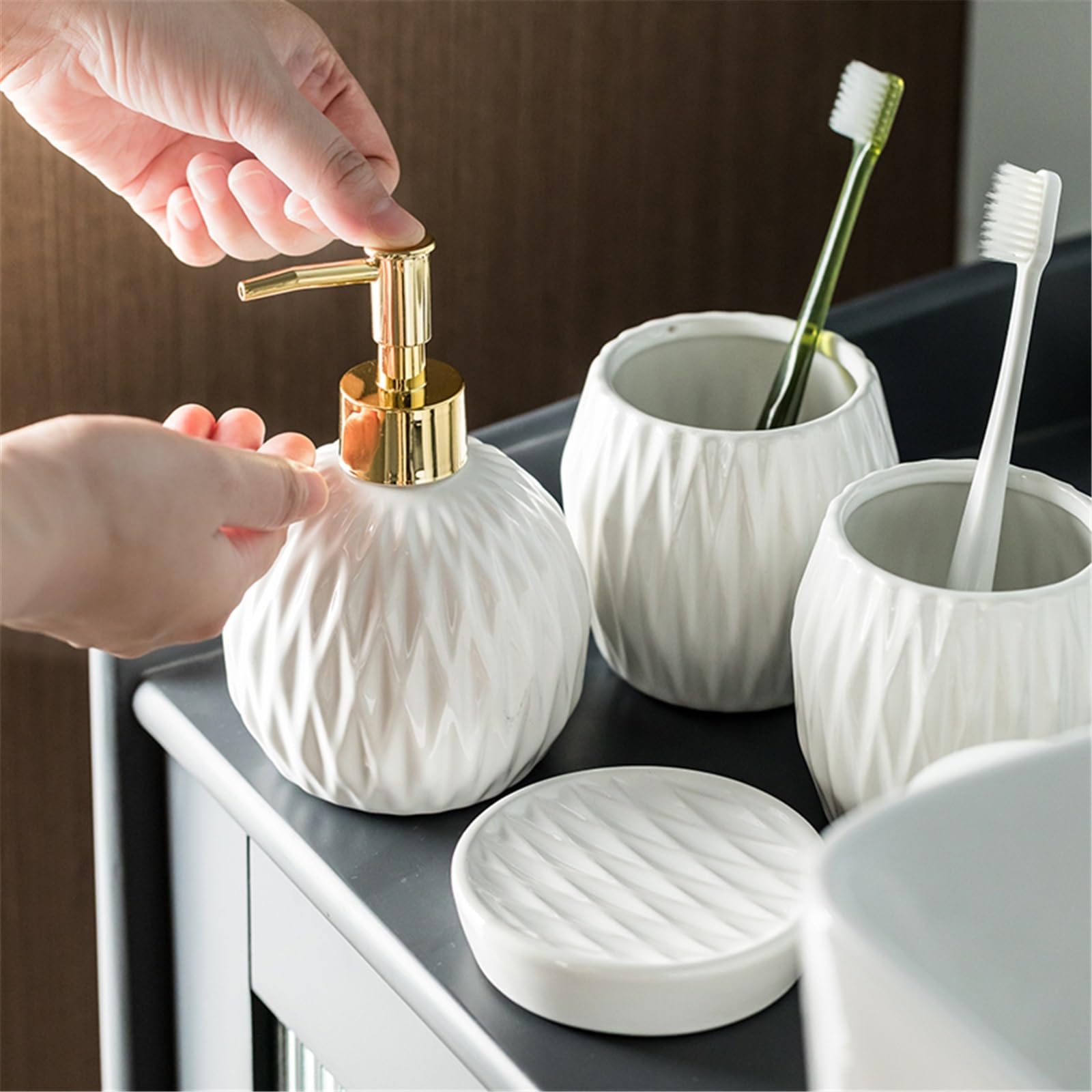 Distributore di Sapone Set da bagno in ceramica di lusso leggero 5 pezzi, include dispenser sapone, bicchiere for collutorio e portasapone Dispenser Detersivo Piatti(Bianco)