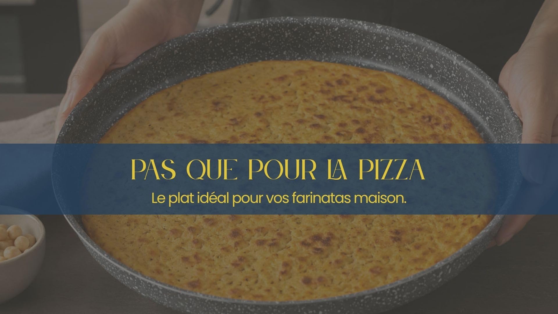 Vulcania - Moule à pizza et farinata - 34 cm - Fabriqué en Italie - Haut revêtement antiadhésif - En aluminium - Léger et facile à nettoyer - Effet pierre - Série Vulcania (2 moules)