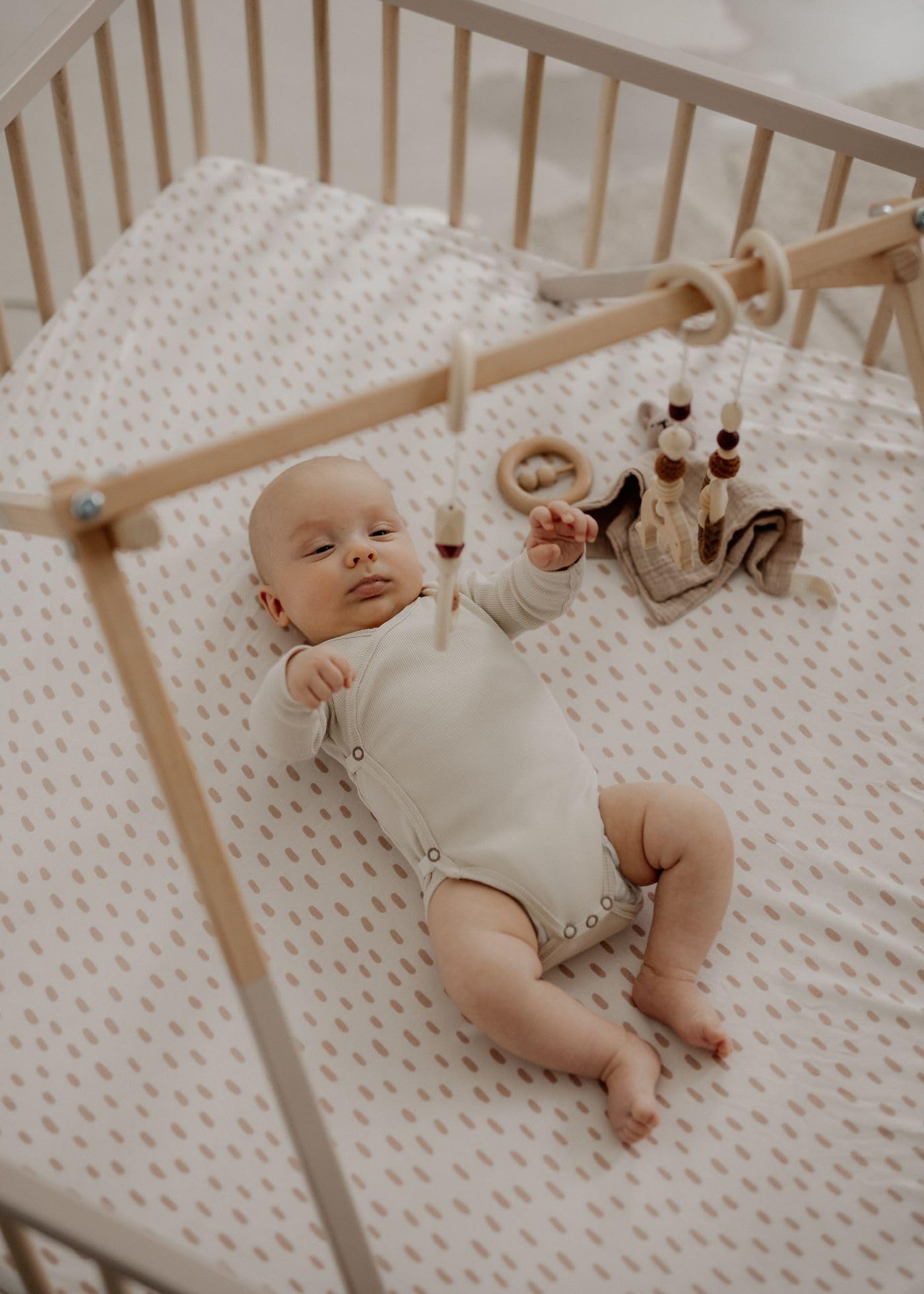 Sämann Laufstall Baby 75x100 cm mit Matratze SleepPlus und Schlupfsprossen | TÜV geprüft | stufenlos höhenverstellbar | Laufgitter Premium | Babybett aus Holz | Krabbelgitter sahara dust/natur