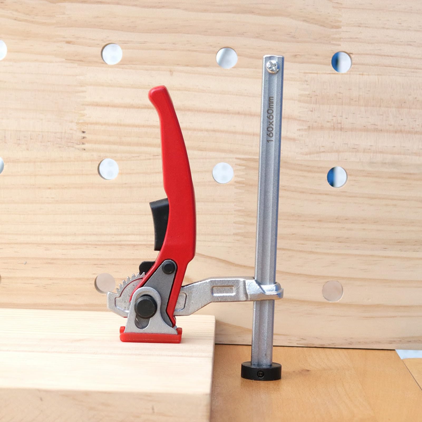 Morsetto da Tavolo a Cricchetto 160 x 60 mm di Bloccaggio Stabile con Binario 13,5 x 6,5 mm, Base 28 mm, Morsetto da Tavolo per la Lavorazione del Legno per MFT e Sistema di Guide