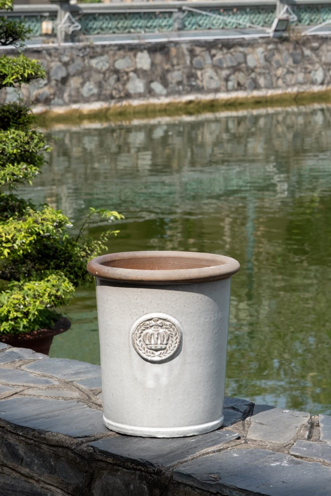 Teramico Vaso per piante con corona in gres porcellanato smaltato, 34 cm, 45 cm, assolutamente resistente al gelo e alle intemperie (grigio-bianco, 34 cm x 38 cm)