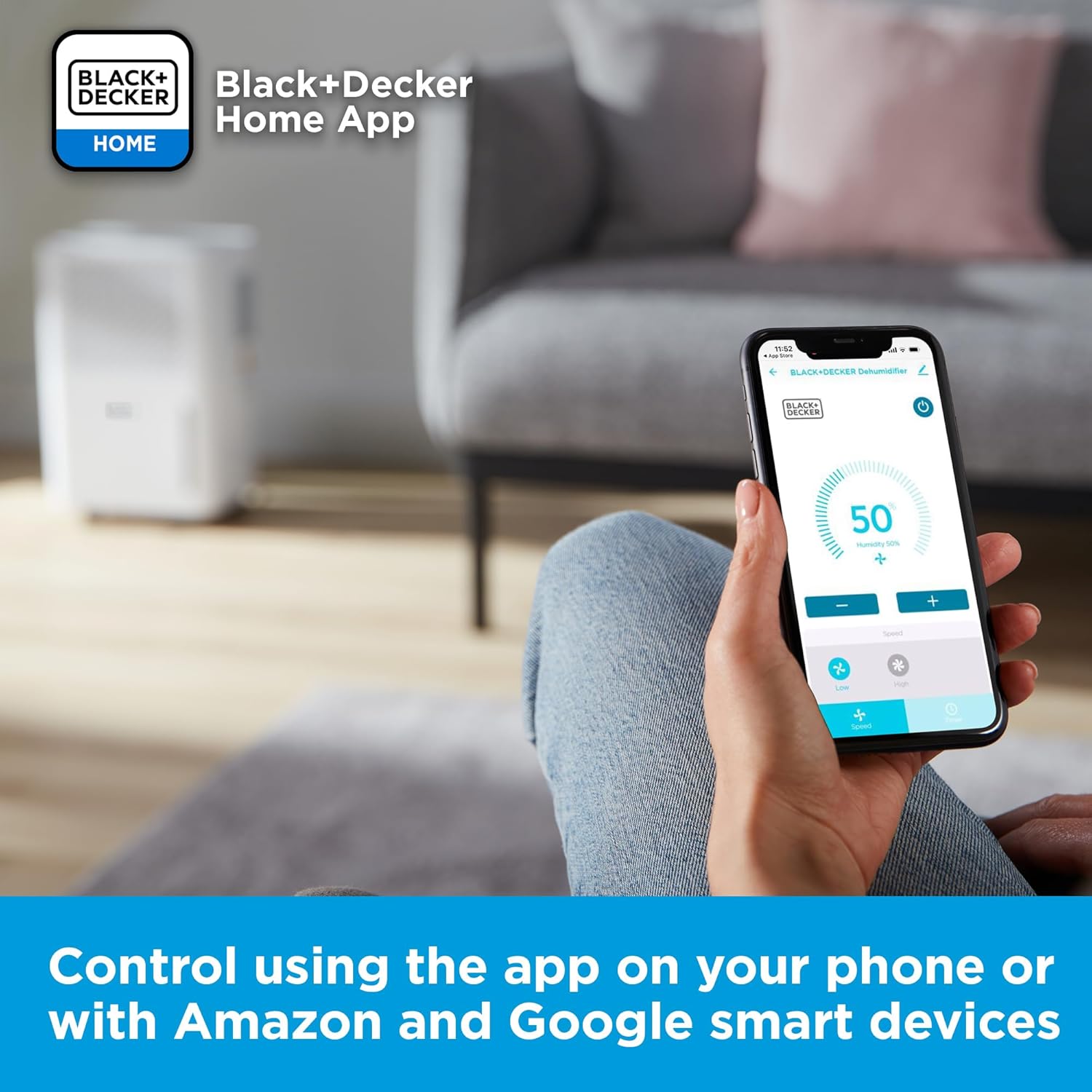 هڪ هٿ ۾ اسمارٽ فون آهي جيڪو BLACK+DECKER هوم ايپ انٽرفيس ڏيکاري رهيو آهي، نمي ڪنٽرول ۽ فين جي رفتار جي سيٽنگ ڏيکاري رهيو آهي.