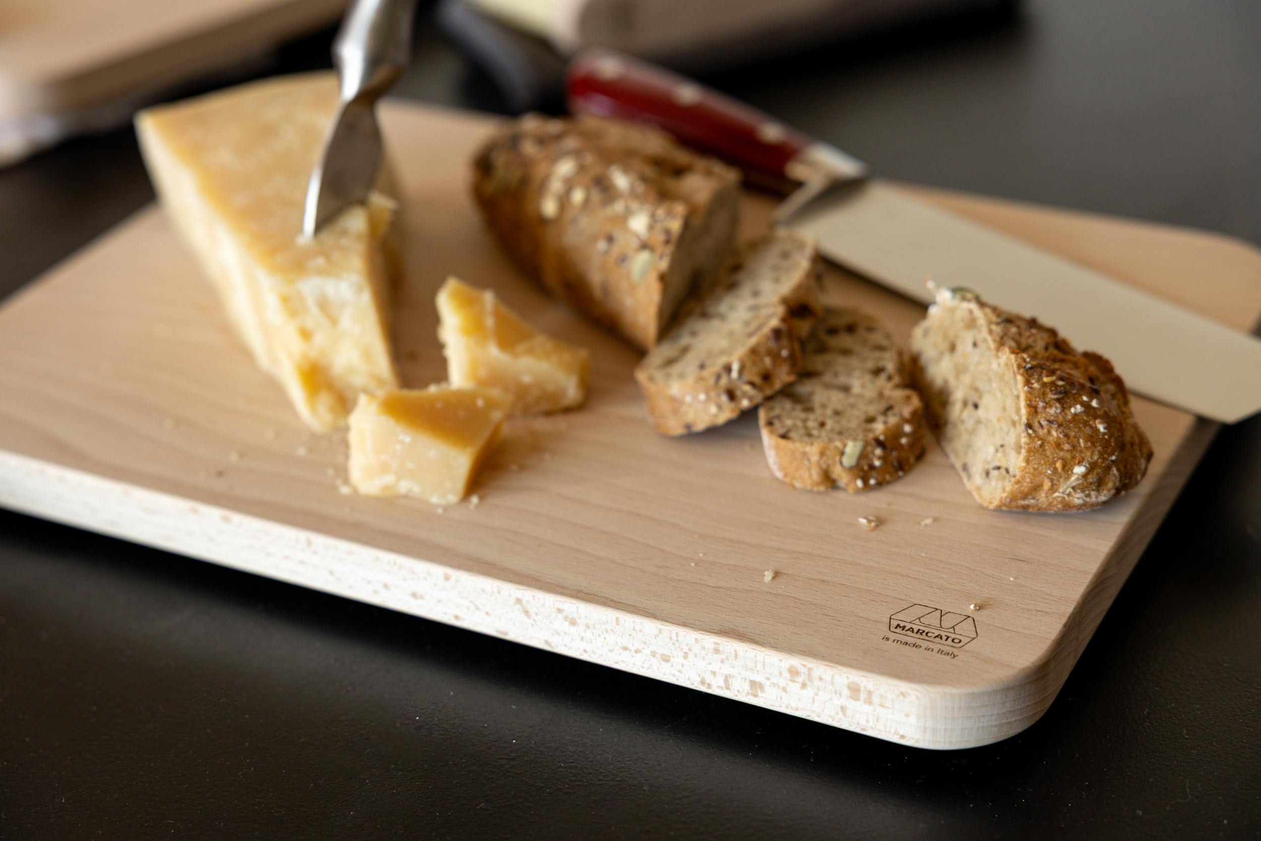 Marcato Planche à découper en bois avec bords arrondis et pieds antidérapants 37 x 27 cm | Compacte, stable, adaptée à un usage alimentaire, fabriquée en Italie