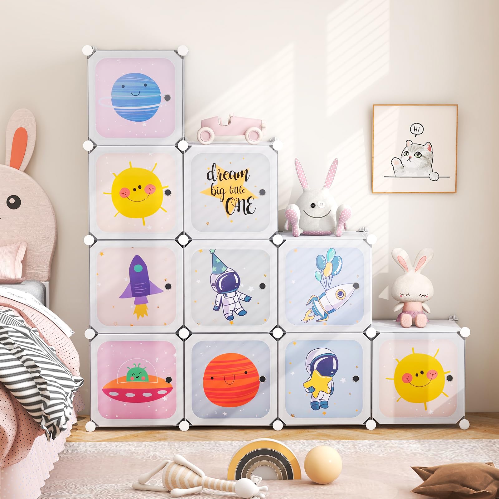 DREAMADE Meuble de Rangement Enfant 12 Cubes,Armoire Modulable Enfants avec Portes&Tringle à Vêtements,Étagères Motif Mignon pour Chambre d'enfants,107x36x142CM (Blanc-Espace)