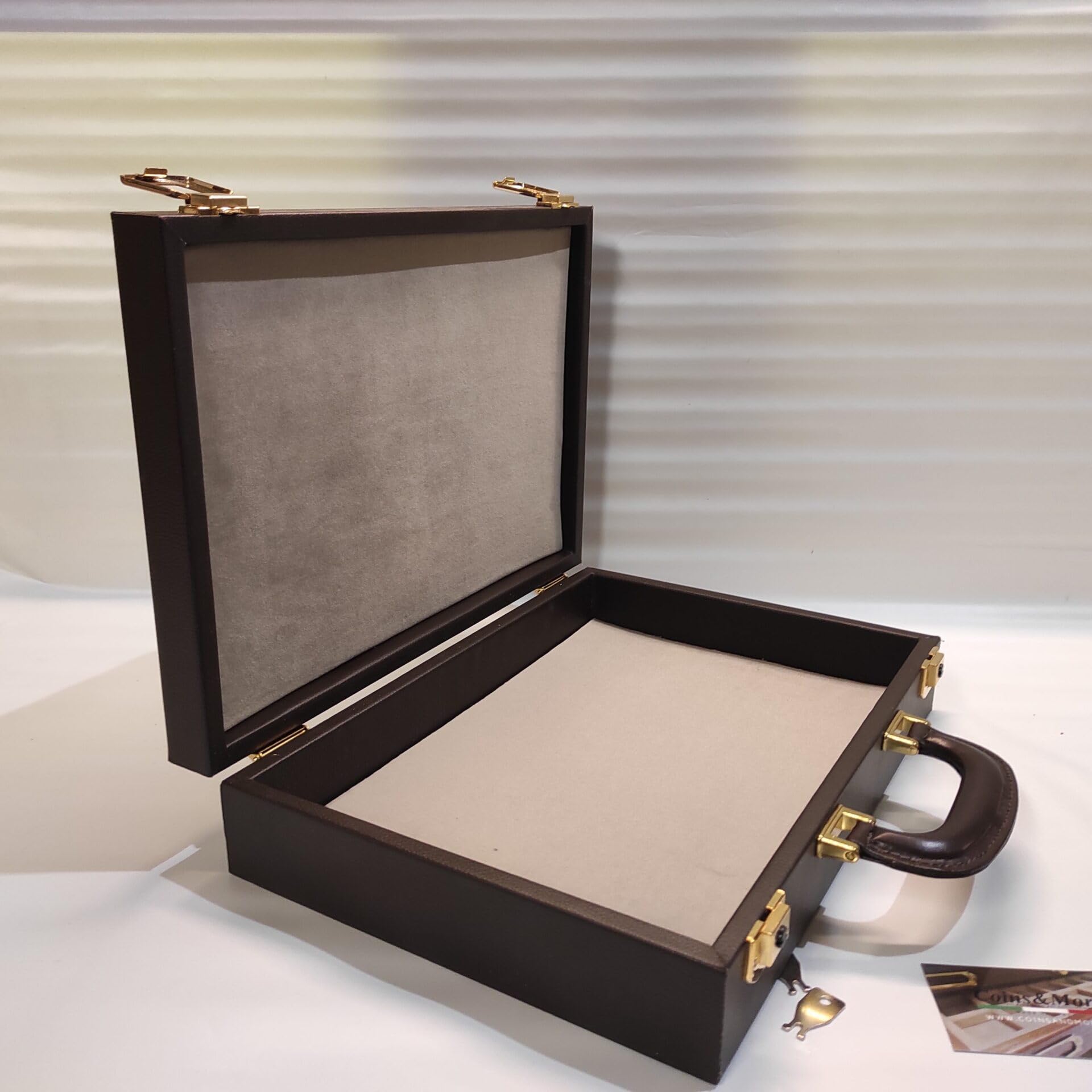 Maletín para bandejas numismáticas en ecopiel martillada marrón Oscuro, Interior en Terciopelo tórtola, Cierre con Llave – Caja de colección Hecha a Mano