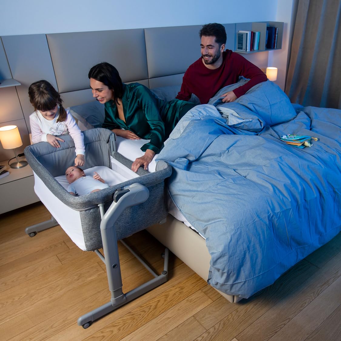 Chicco Next2Me Magic EVO Cuna Bebé Lado de la Cama, con Modo Mecedora, Inclinable, Barandilla Abatible, Altura Ajustable, 4 Ruedas, Colchón y Bolsa de Viaje Incluidos, Gris Oscuro