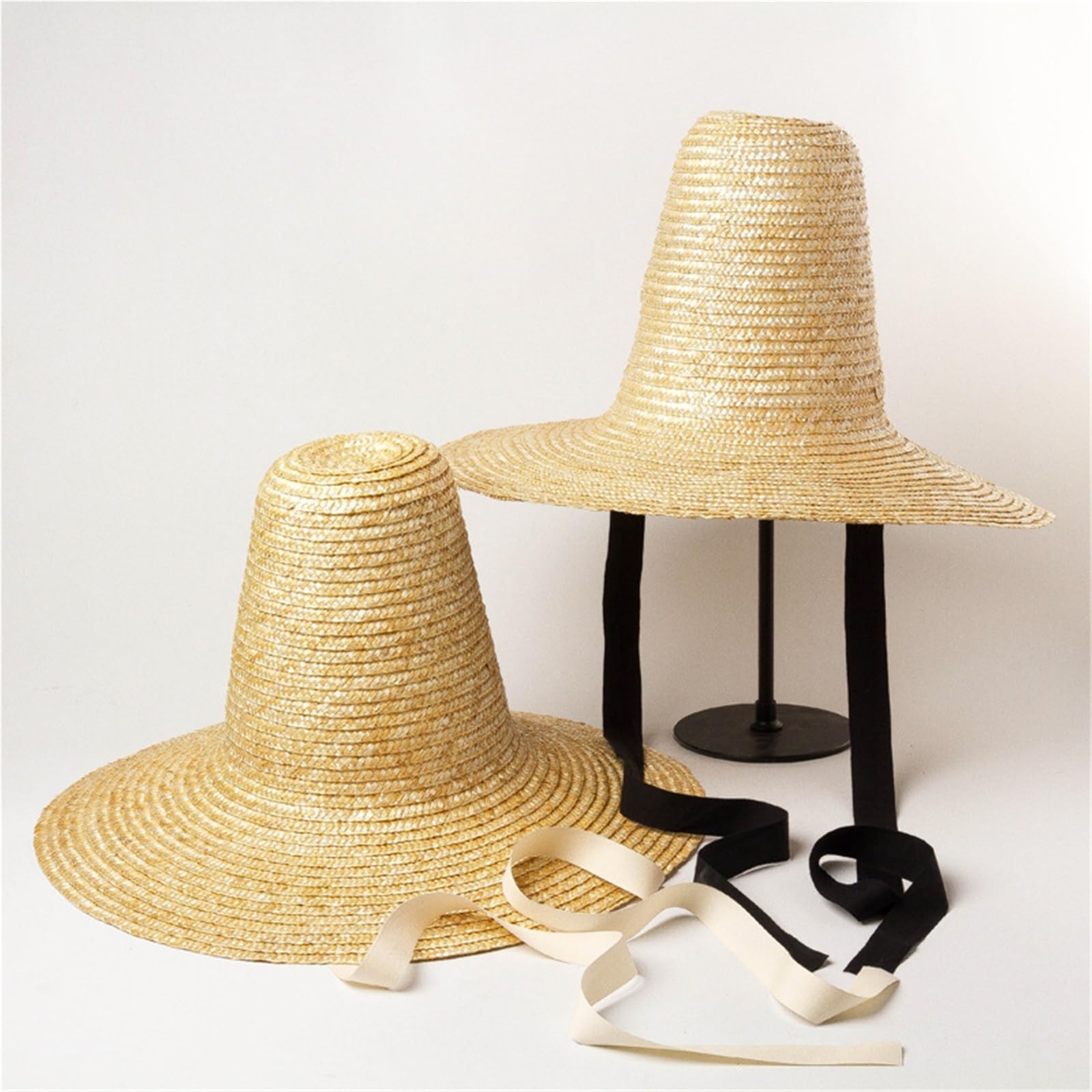 Cappello da Sole in Paglia con Punta Alta e Cinturini, Stile sfilata di Moda e Cappello di Paglia a Tesa Larga