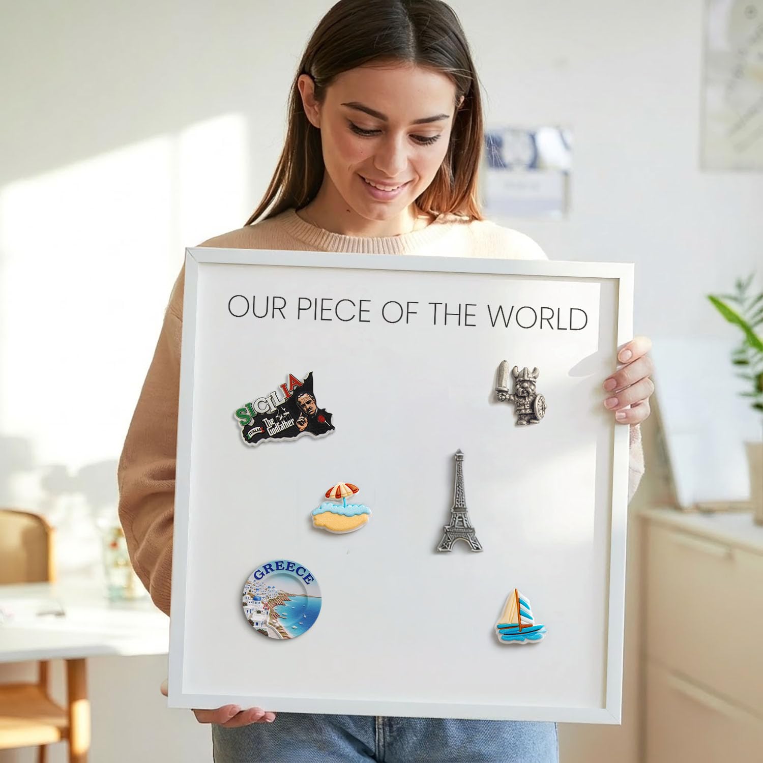 Tablero Imantado 60x40 cm | con Marco Blanco | Our Piece Of The World | Montaje Fácil | Pizarra Magnética | Para Souvenirs de Viaje | Para Imanes Turísticos, Fotos Polaroid y Postales | Para Cocina