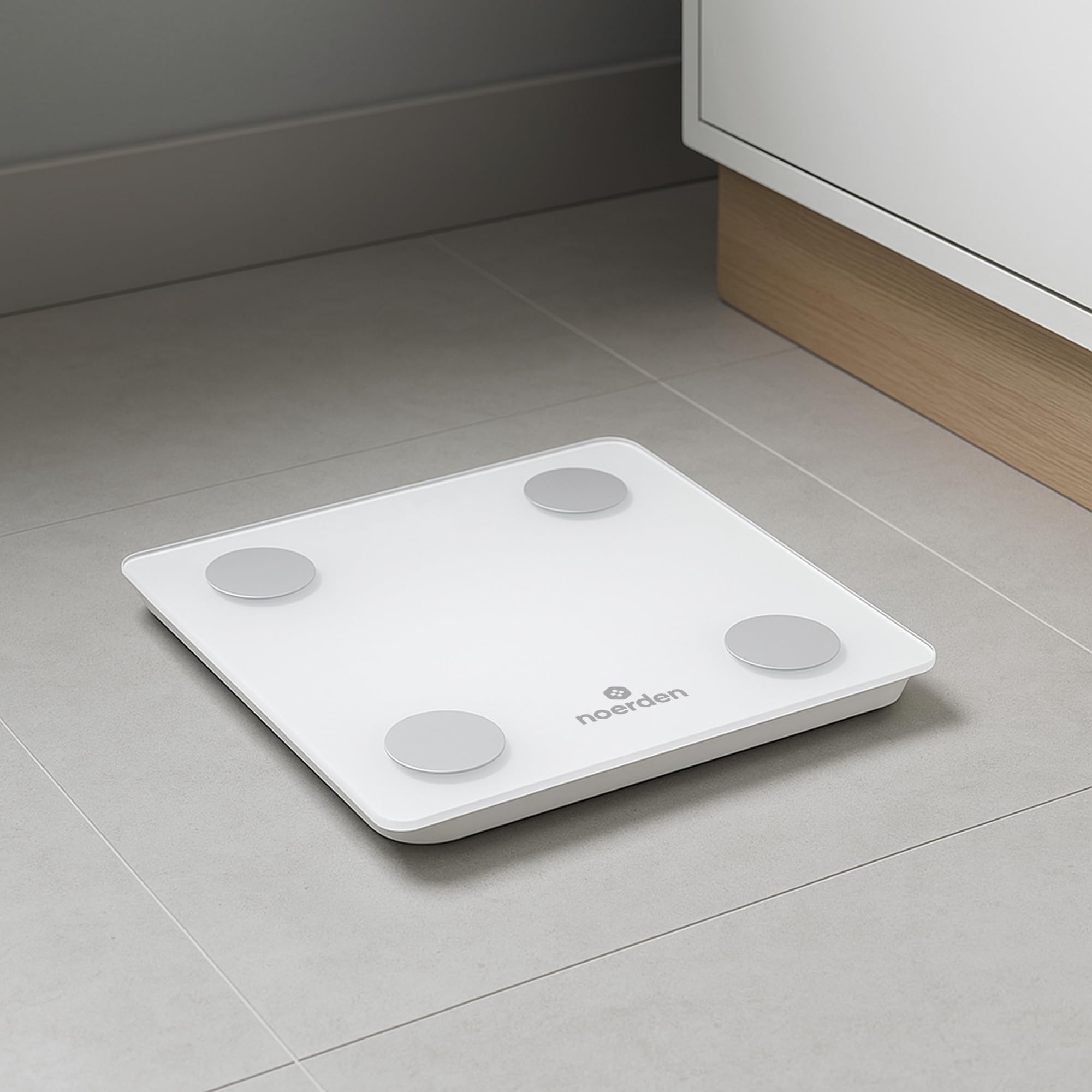 NOERDEN - Báscula Inteligente VITA - Báscula de Peso Corporal - Tecnología Step-On, Bluetooth, Pantalla LED y Vidrio Templado - Analiza 13 Métricas Corporales - Blanco