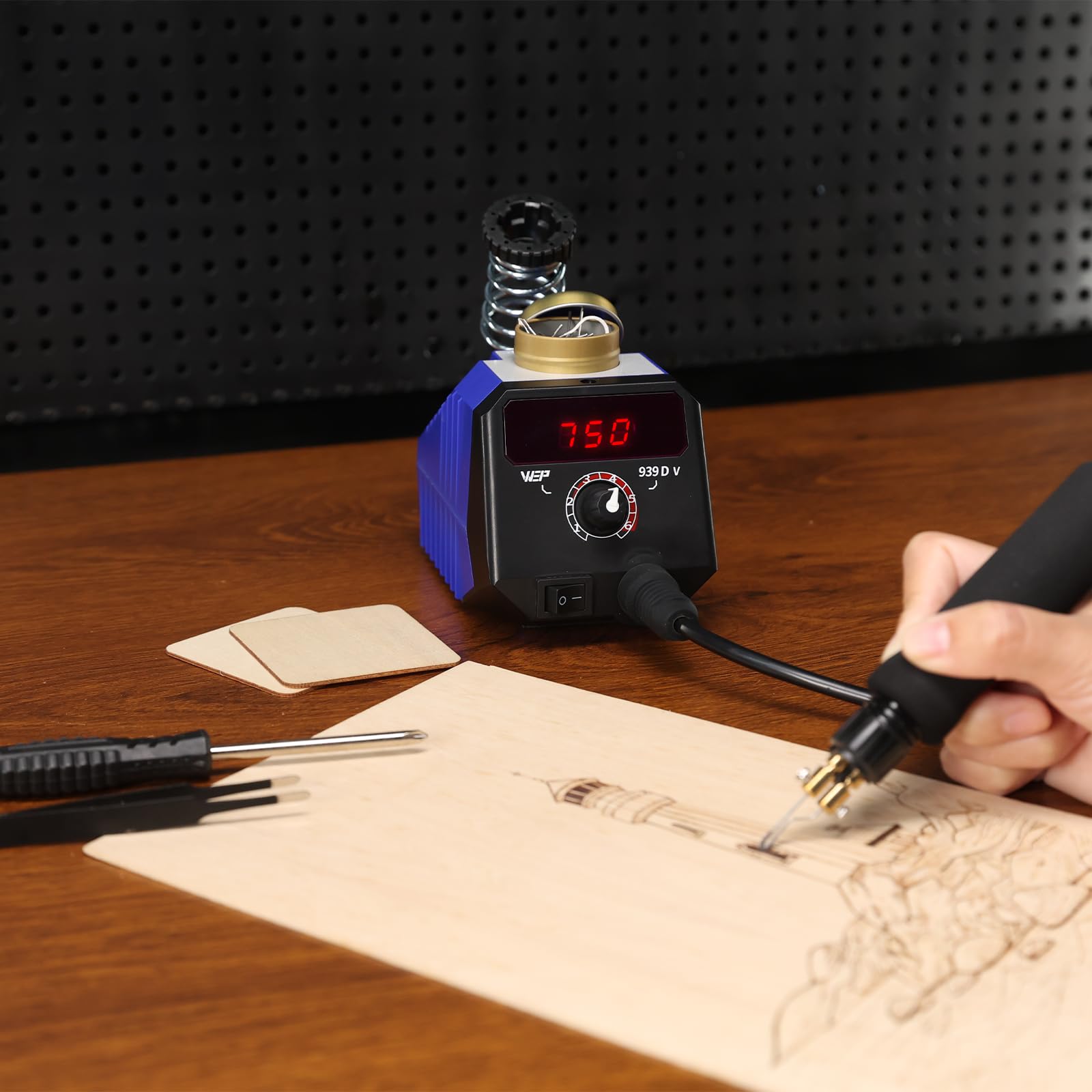 WEP 939D-V Pirografo per Legno 250–750℃ / 482–1382℉ – Strumento per Pirografo Regolabile con Penna Rimovibile, 23 punte pirografo, Supporto per Penna – Adatto per Legno e Pelle (EU Plug)