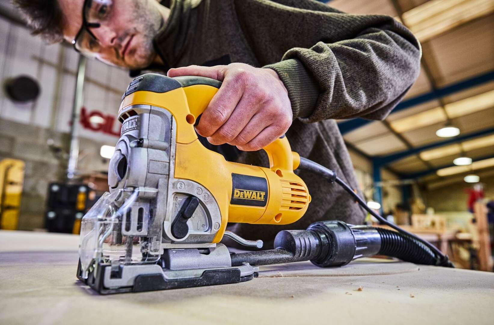 Dewalt DW331K-QS - Sierra de calar 701w electrónica con puño cerrado + maletín