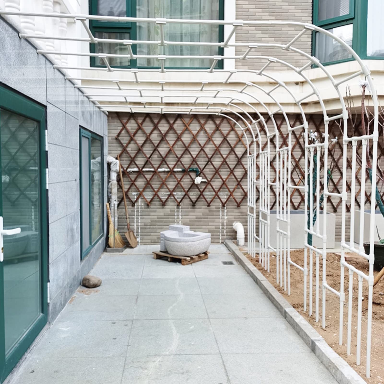 Arco de jardín de rosas de medio arco, enrejado de metal de media pared lateral, pérgola resistente a la intemperie, arco de boda para decoración de patio trasero (blanco, 2,4 x 2,4 x 0,4 m)