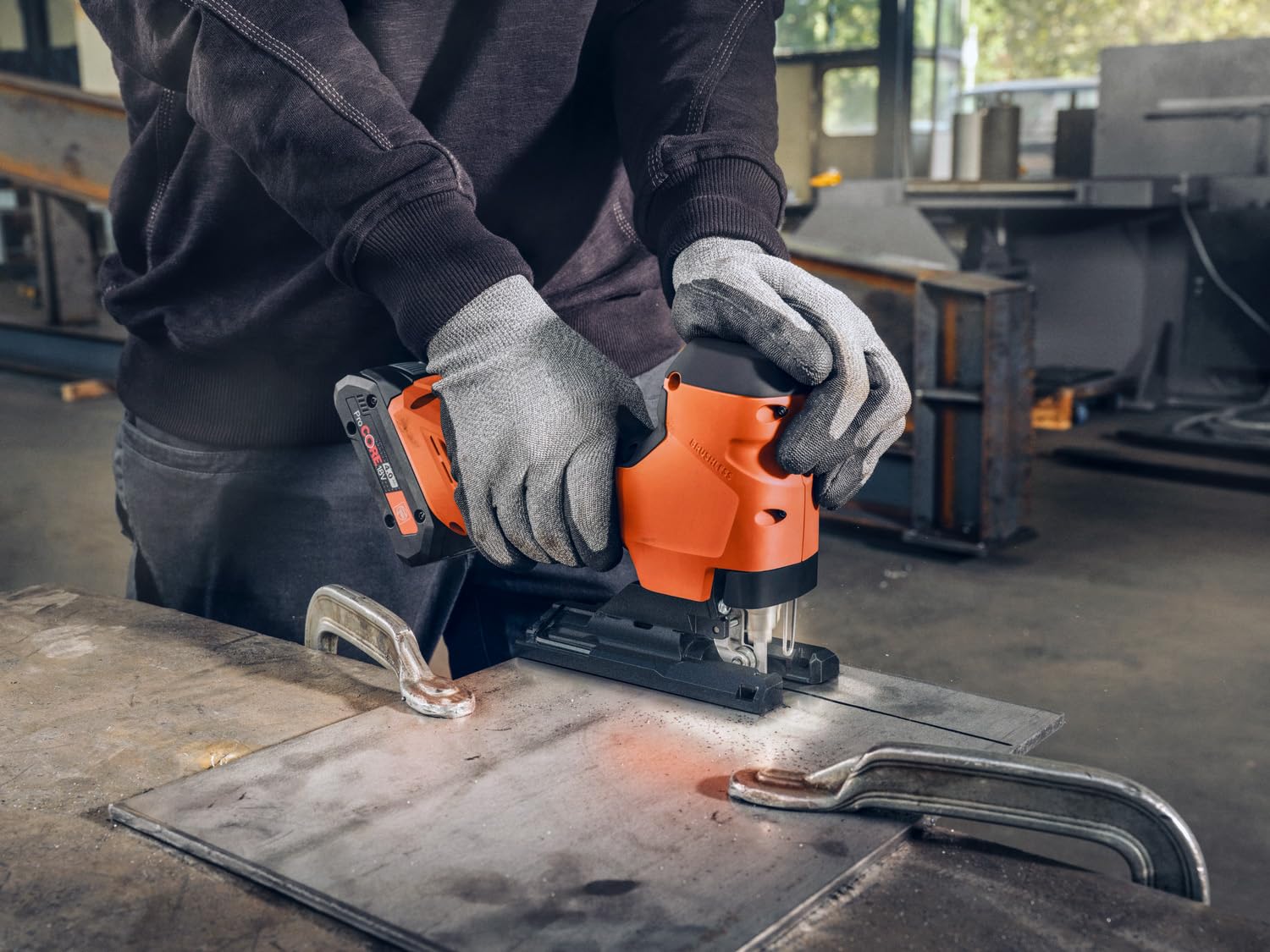 FEIN Scie alternative sans fil pour métal et bois, course de 26 mm F-IRON Jig 26 AS. Scie sauteuse puissante et polyvalente pour des coupes précises et curvilignes. sans batteries ni chargeur
