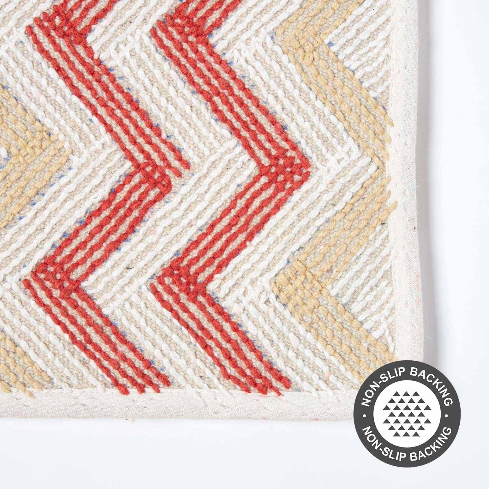 HOMESCAPES Super absorberende zachte 100% katoen Chevron gebrande oranje en gele badmat met geometrisch patroon en antislip latex achterkant, 50 x 80 cm grote douchemat, machinewasbaar