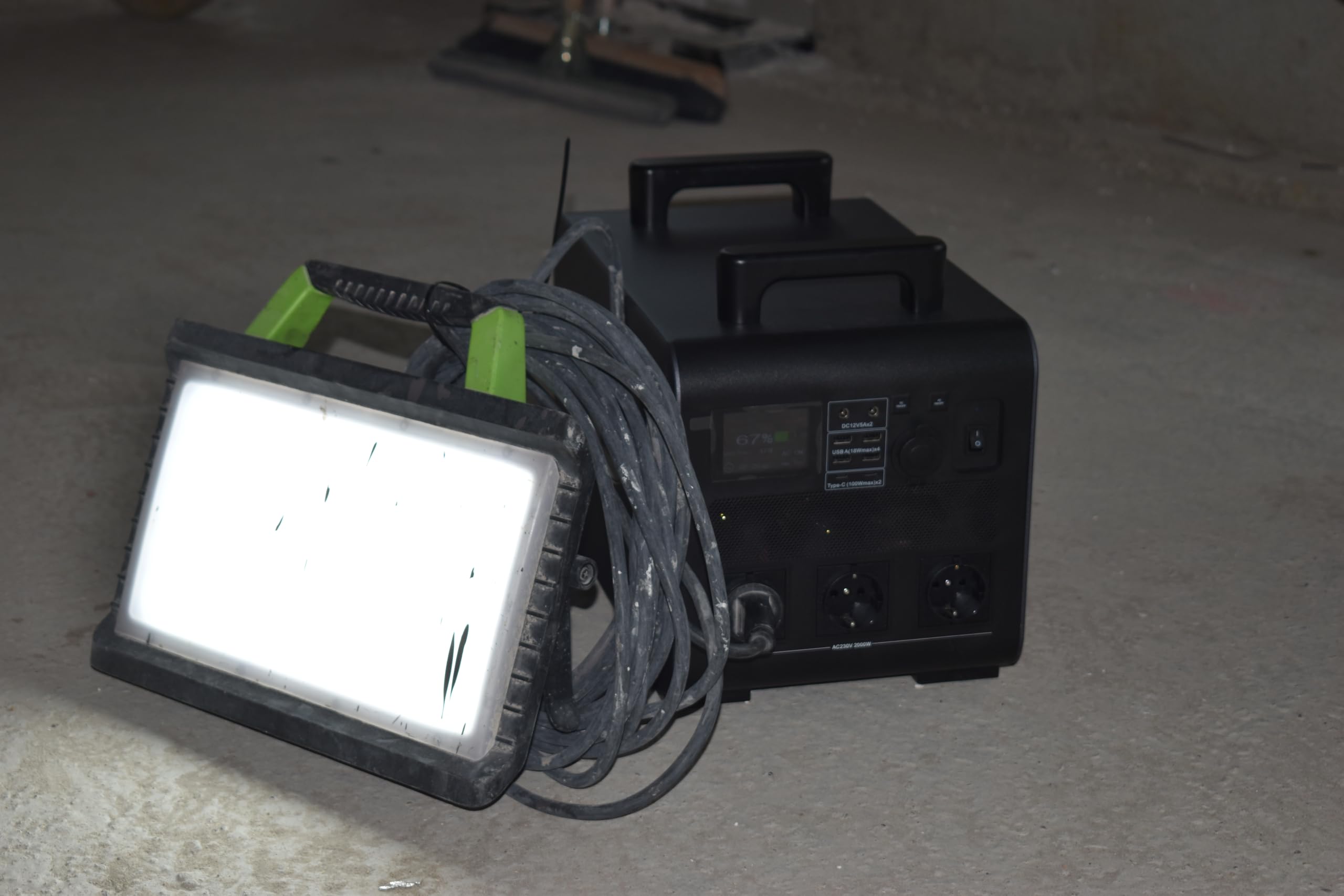 Landport LP2000 PRO Powerstation 1920 Wh (2000 W) – Estación de alimentación móvil con 3 × AC, 2 x USB-C (100 W), 4 puertos USB-A, 12 V coche y CC – para camping, obras y energía de emergencia – Carga