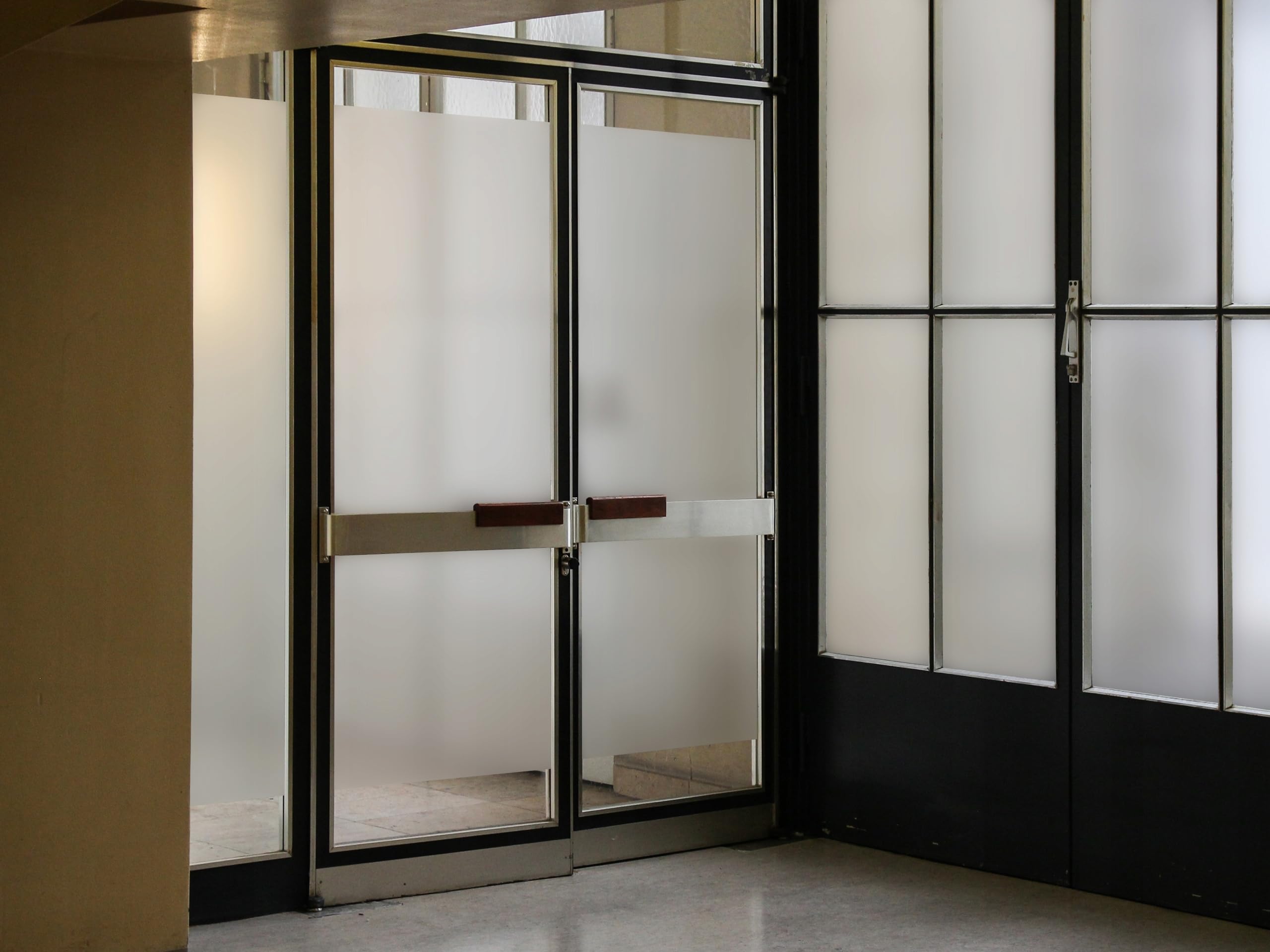 DecoMeister Fensterfolie Selbstklebend 100x1000 cm - Sichtschutzfolie Fenster mit UV-Schutz - Milchglasfolie für Bad, Büro und Küche - Kratzfeste Schutzfolie Zuschneidbar - Transparent Matt