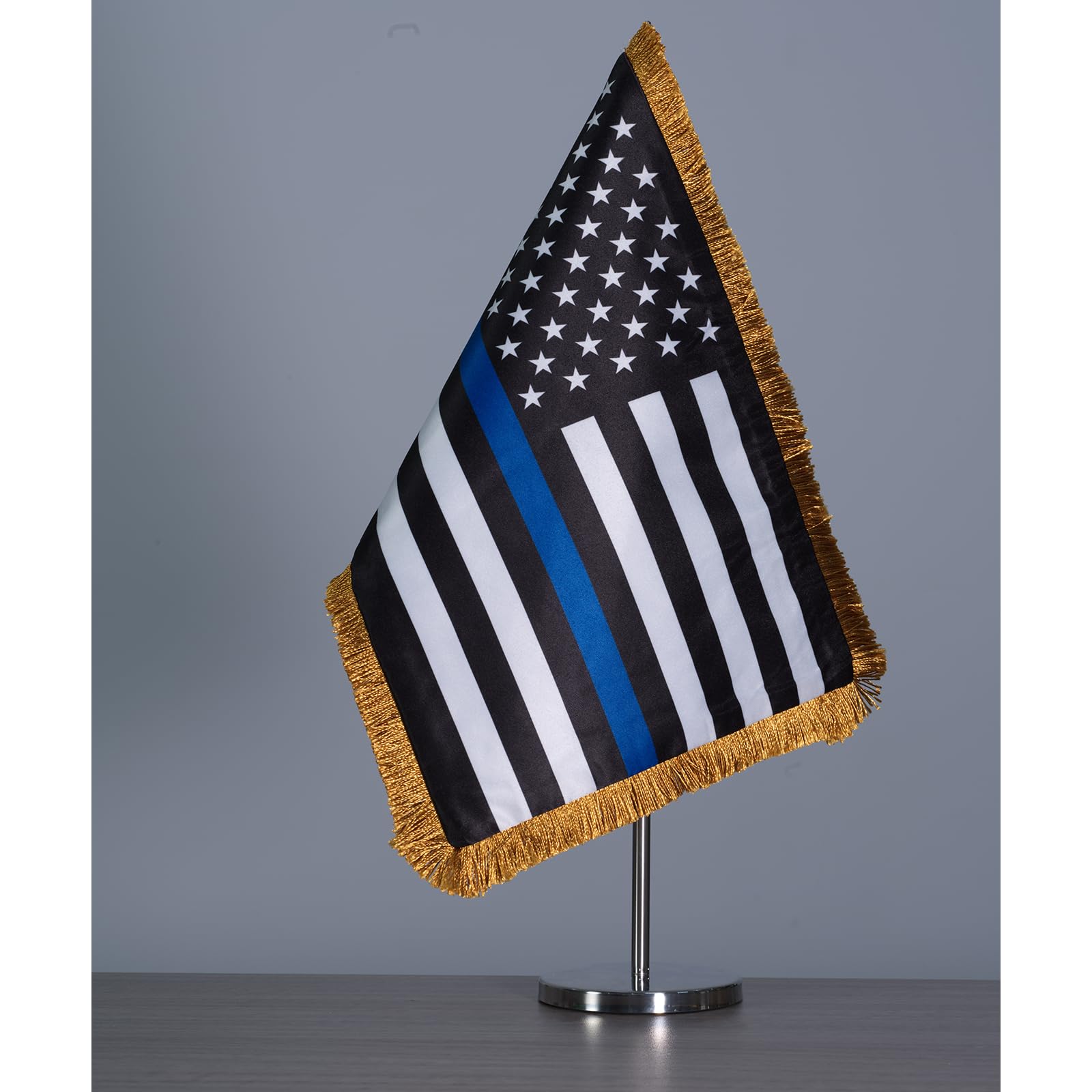 SYII Dünne blaue Tischflagge mit goldfarbenen Fransen, 20 x 30 cm, hergestellt in den USA, 2-lagig, doppelseitig, robuste Rückseite, blaue Polizei-Büro-Flaggen mit verstellbarem Ständer von 24,9 bis