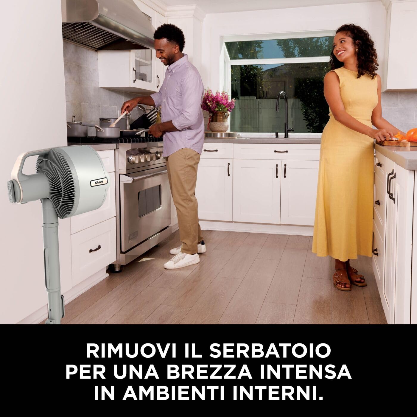 Shark FlexBreeze Pro Mist Ventilatore per Interni ed Esterni senza Filo con Nebulizzatore, Portatile, Raggio 20 m, a Piantana o da Tavolo, 5 Velocità, Silenzioso, Telecomando, Tortora FA300WHEU