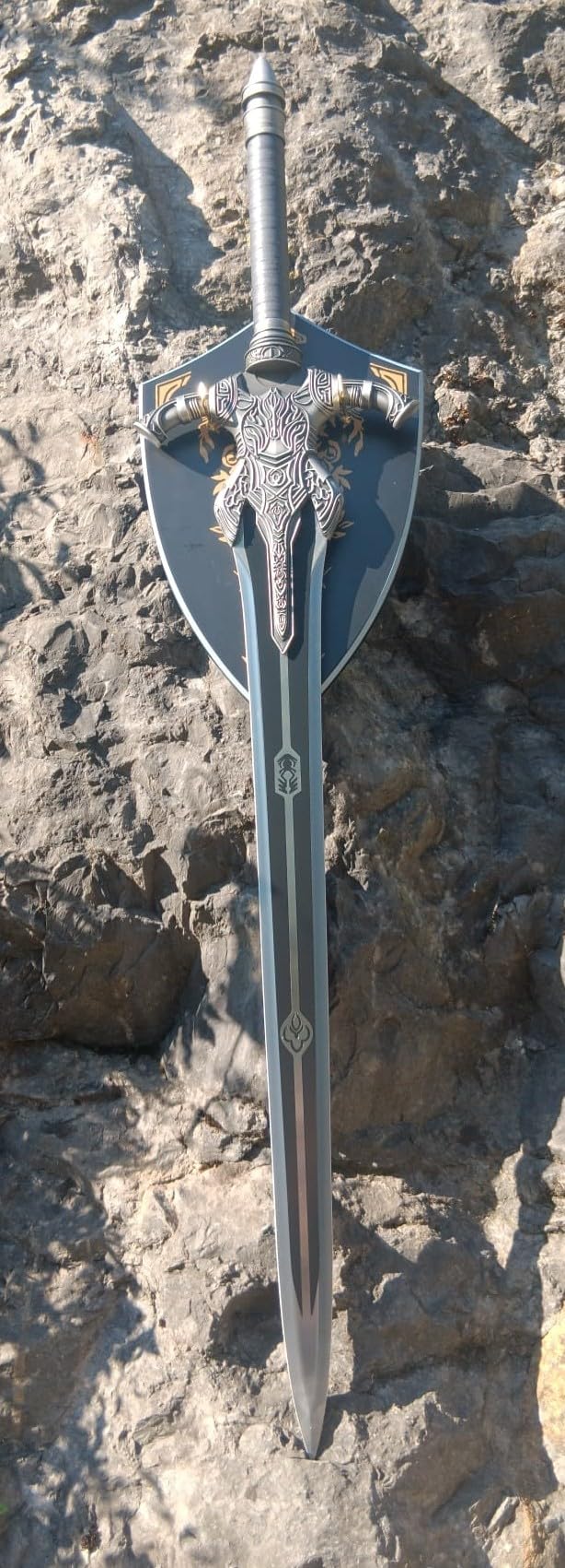 Schwert Artorias 108cm lang 68cm Carbonstahl Klinge Replik mit Holz Wandhalterung Sammlerstück für Fans Sammler Seele von SIF Fans Gamer Videospiel Deko Cosplay LARP Conventions