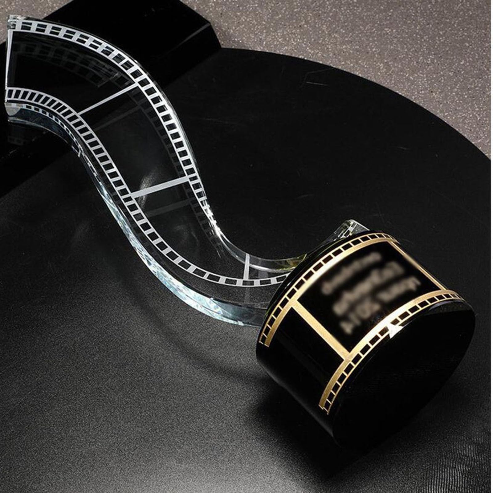 Trofeos, medallas y premios Trofeo De Cristal A La Mejor Película Trofeo Al Director Y Actor del Festival De Cine Trofeo De Premios del Programa De Teatro Y Ópera Trofeo del Concurso De Fotógrafos.