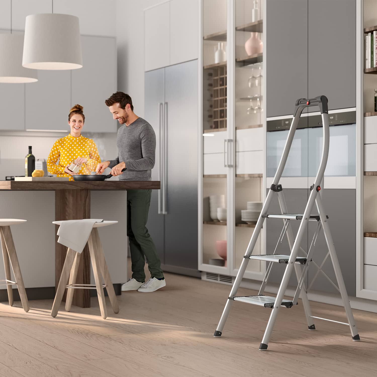 Hailo Alu-Klapptritt Topline, 3 extra große Stufen bis 150 kg, kleine Alu Leiter mit hochgeschwungenem Sicherheitsbügel & Ablageschale, Soft-Grip-Füße, rostfrei, Silber, Aktuelles Modell K100