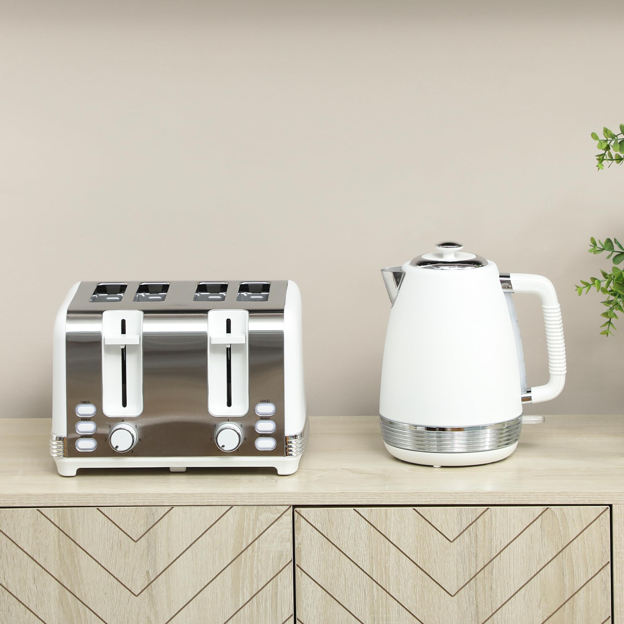 HOMCOM Ensemble bouilloire et grille-pain en inox 2200 W 1,7 L avec grille-pain 4 tranches, chauffage rapide, 7 niveaux de brunissage, thermostat Strix, filtre anti-calcaire, plateau à miettes, blanc