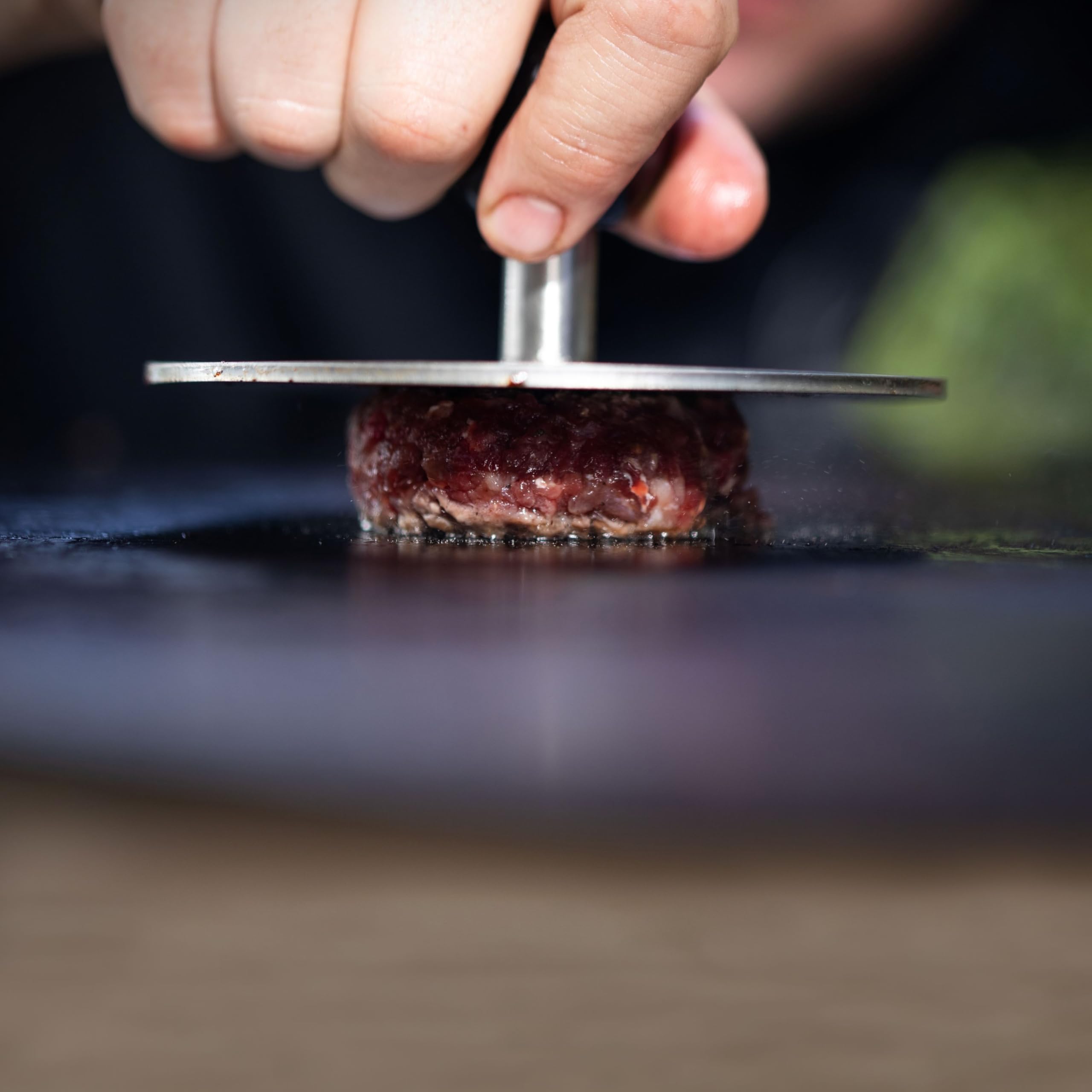 Grillrost.com Das Original Burger Smasher - mega stabile Edelstahl Burgerpresse, handgeschweißt für Plancha und Feuerplatte | Burgerpatties direkt auf der Feuerplatte