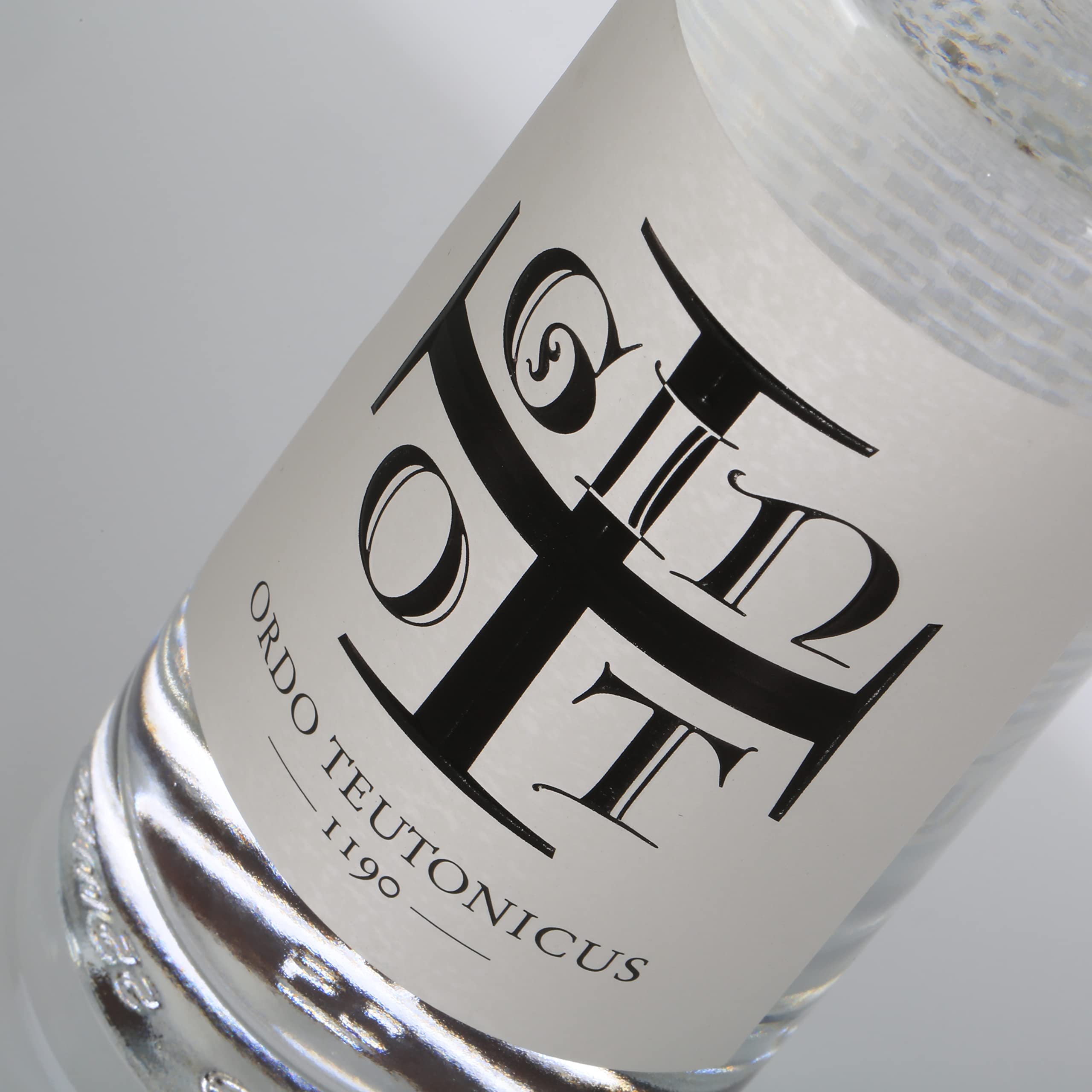 DOSPA Ordo Teutonicus - 1190 GIN - Premium Gin mit komplexer Aromenvielfalt aus Kamille, Zitrone, Myrrhe, frischen Kräutern und einem Hauch Weihrauch - Pur, als Gin Tonic oder Cocktail, 0,5 l