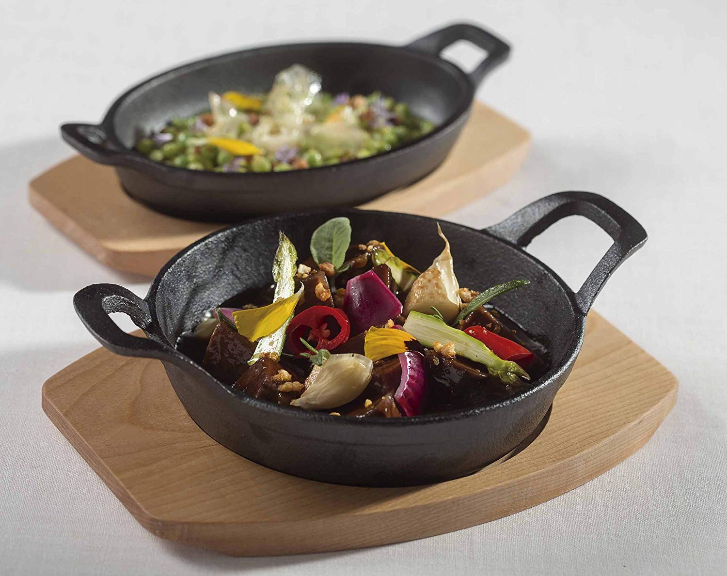 LACOR Magma Round Dish with Wood Base, Cast Iron, Black, 15 cm