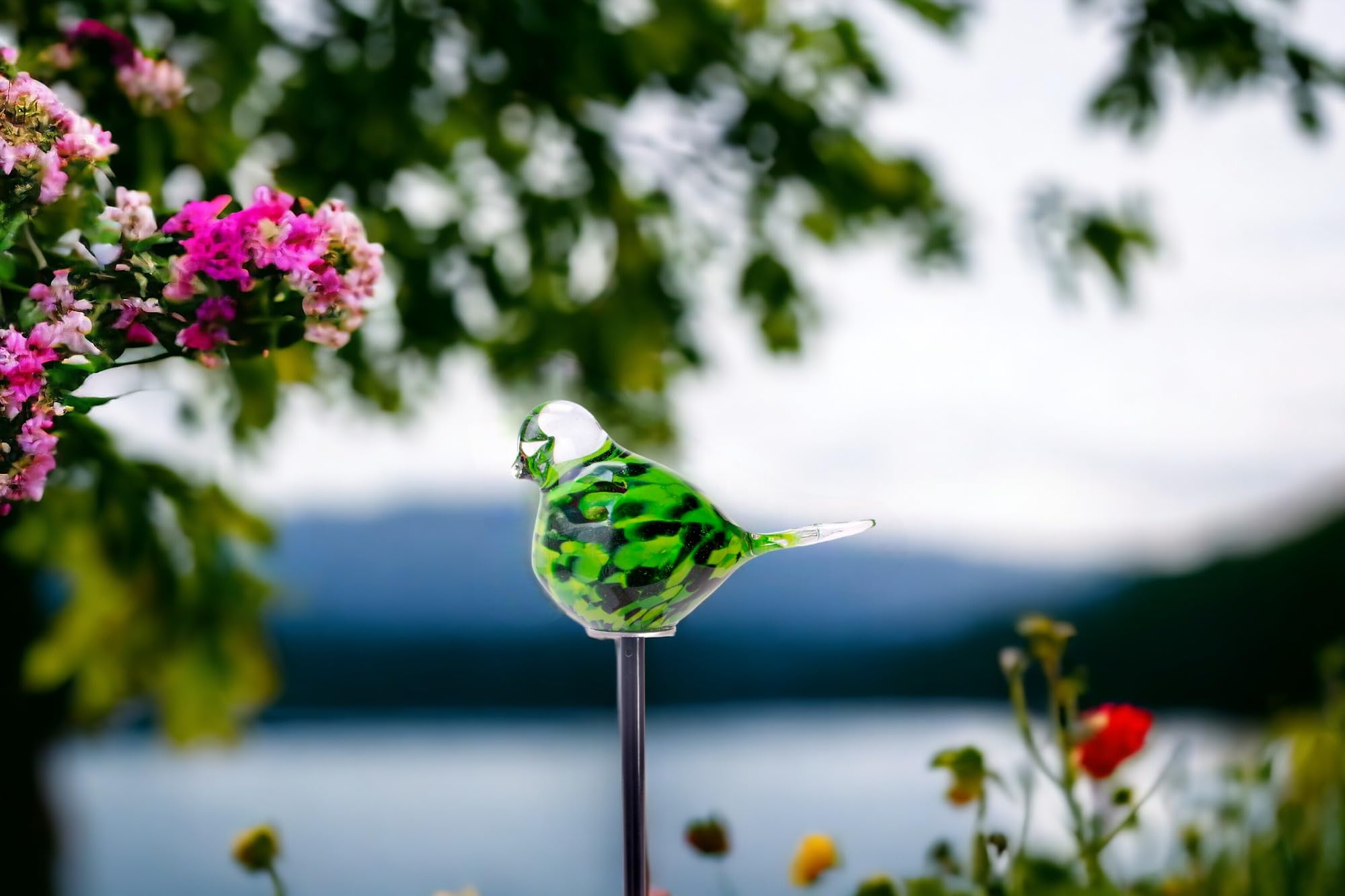 Oiseau sur bâton en verre vert pour décorer vos parterres de fleurs