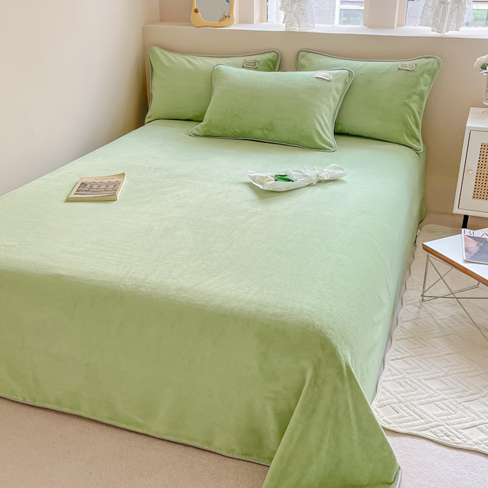 TTiiLoe Double Side Velvet Bed Sheet Set, Flat Sheet Set with 2 Pillowcases, Soft Warm Bedding Set, Hotel Luxury Bed Cover, Green, Single