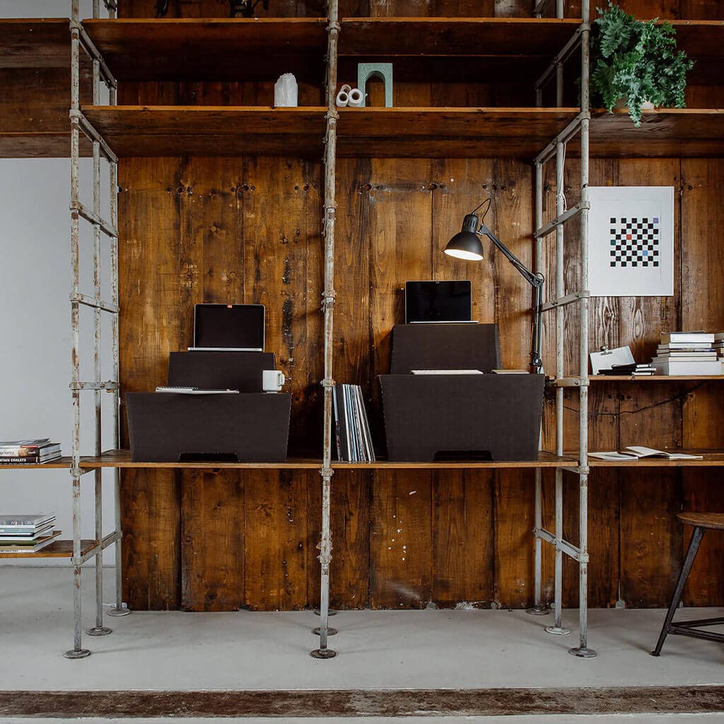 ROOM IN A BOX Schreibtisch-Aufsatz Monkey Desk | Large | Schwarz | Faltbarer Schreibtisch-Aufsatz für ergonomisches Arbeiten im Stehen, praktischer Ständer für Laptop und Monitor