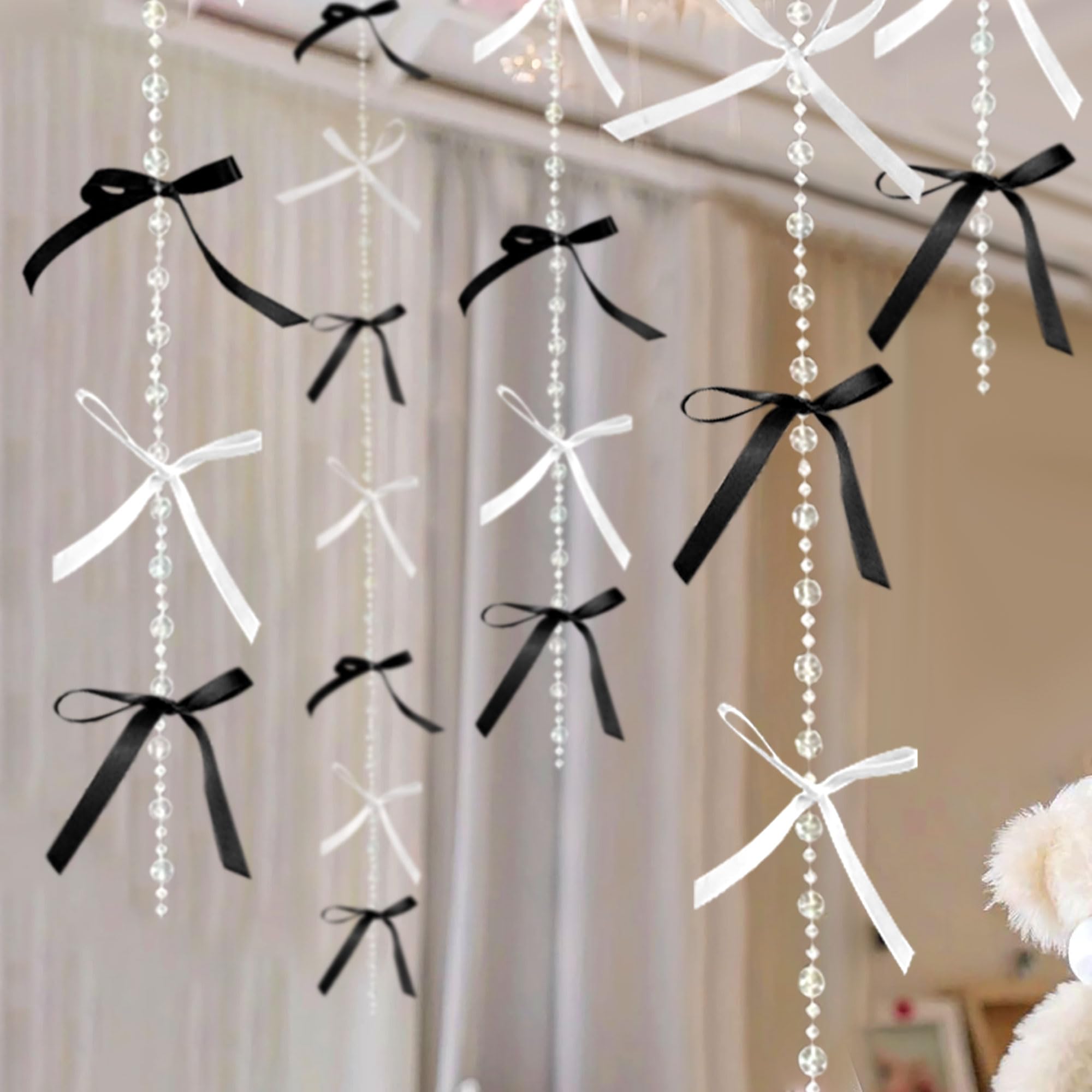 Bannière de fête avec nœud noir : l'accessoire chic pour sublimer votre EVJF