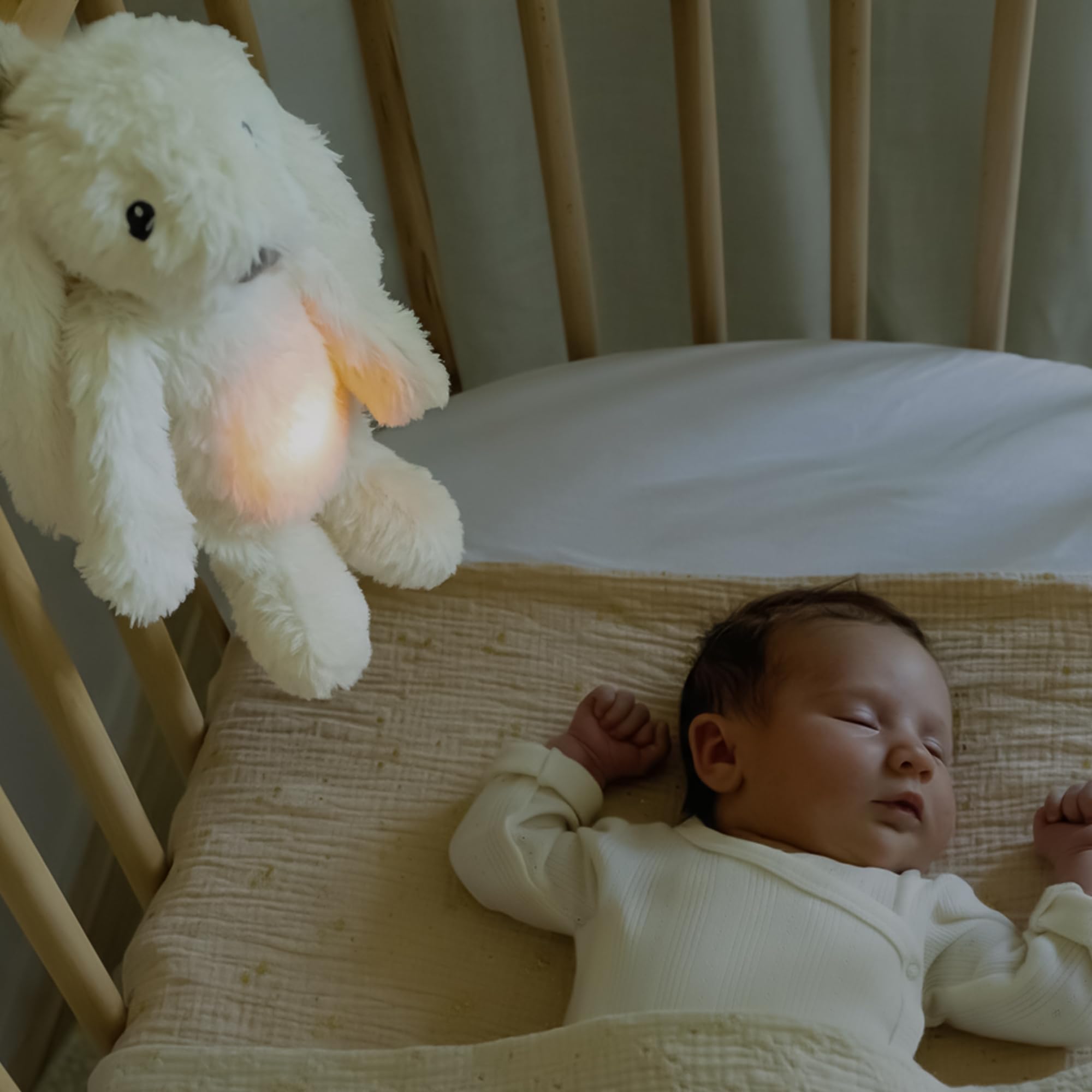 Schlafbegleiter „Ro das Kaninchen“ Weiß – beruhigende Klänge & Nachtlicht – für Babys & Kleinkinder – Zazu