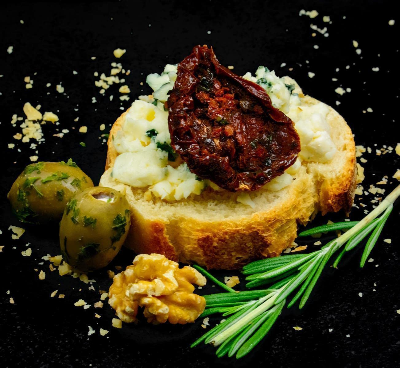 Roquefort Société Schafskäse AOP - 3x ca. 1,3KG - französischer Edel-Pilz-Käse, cremig und aromatisch im Geschmack, Blauschimmel-Käse aus Frankreich, ideal auf dem Käsebrett, zu Obst und Wein