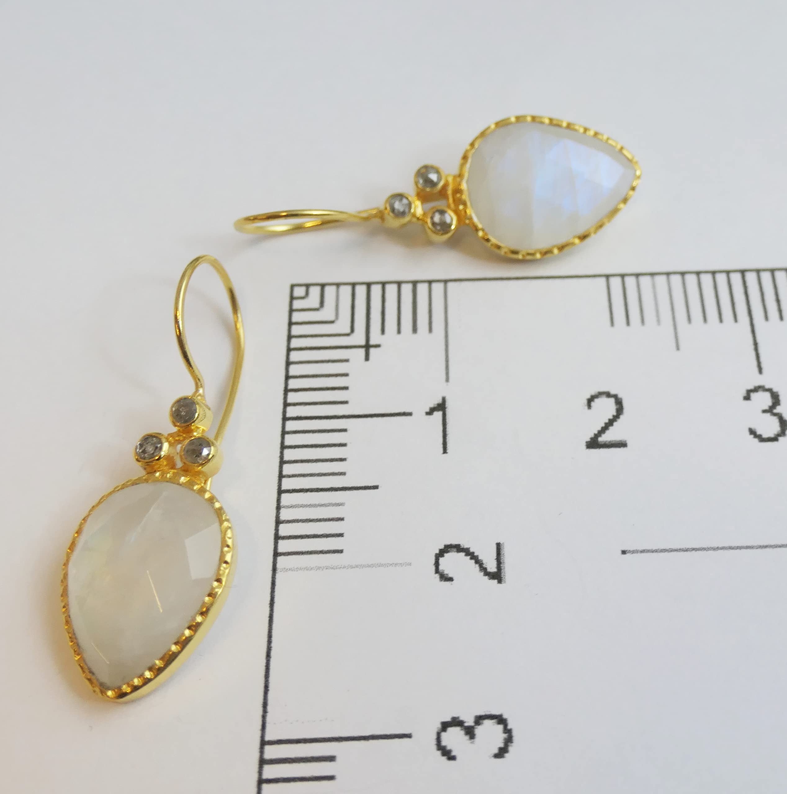 Pendientes de plata de ley con piedra de luna y diamantes chapados en oro