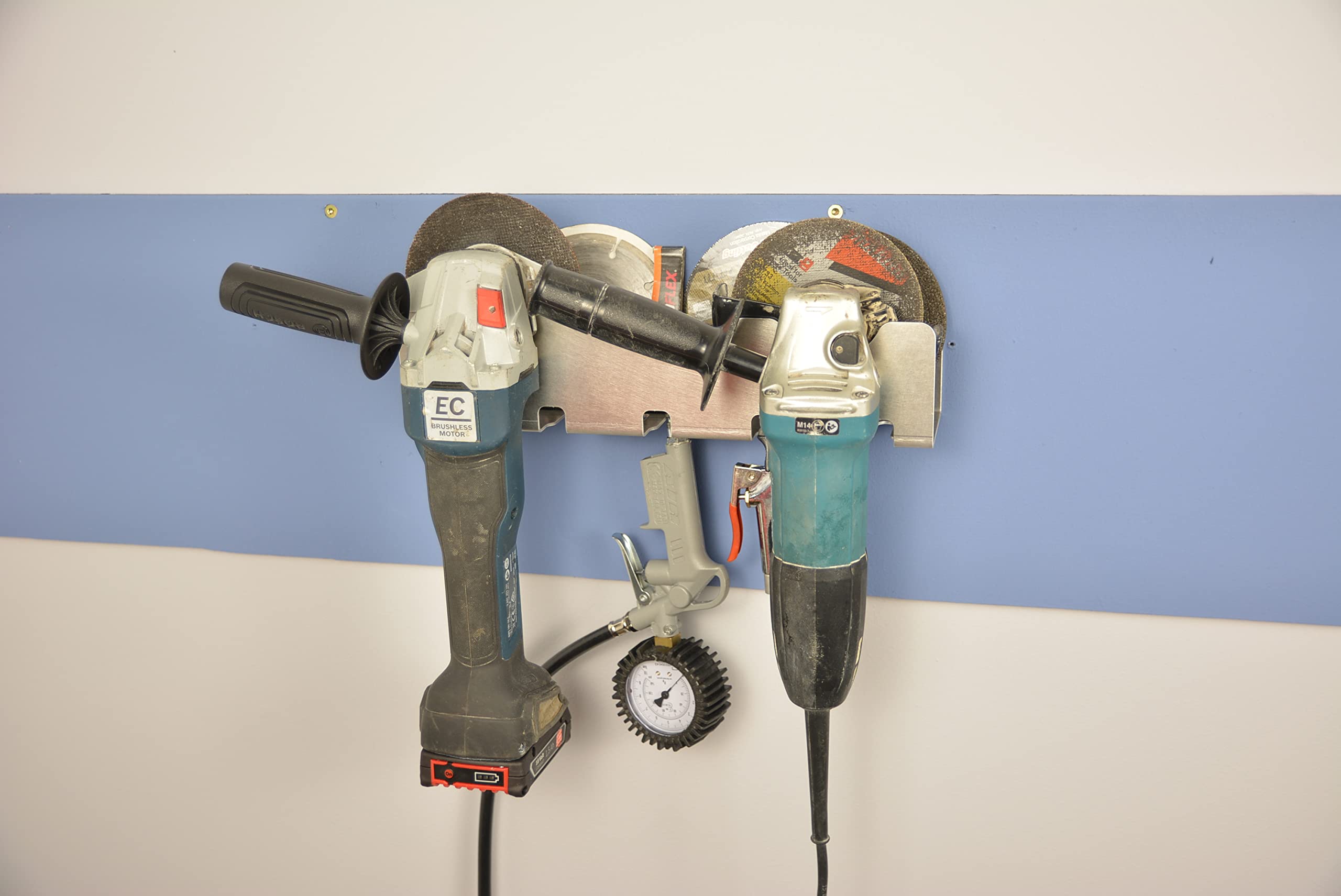 Meuleuse d'angle mal rangée ? Aménagez votre atelier avec ce support mural d'outils