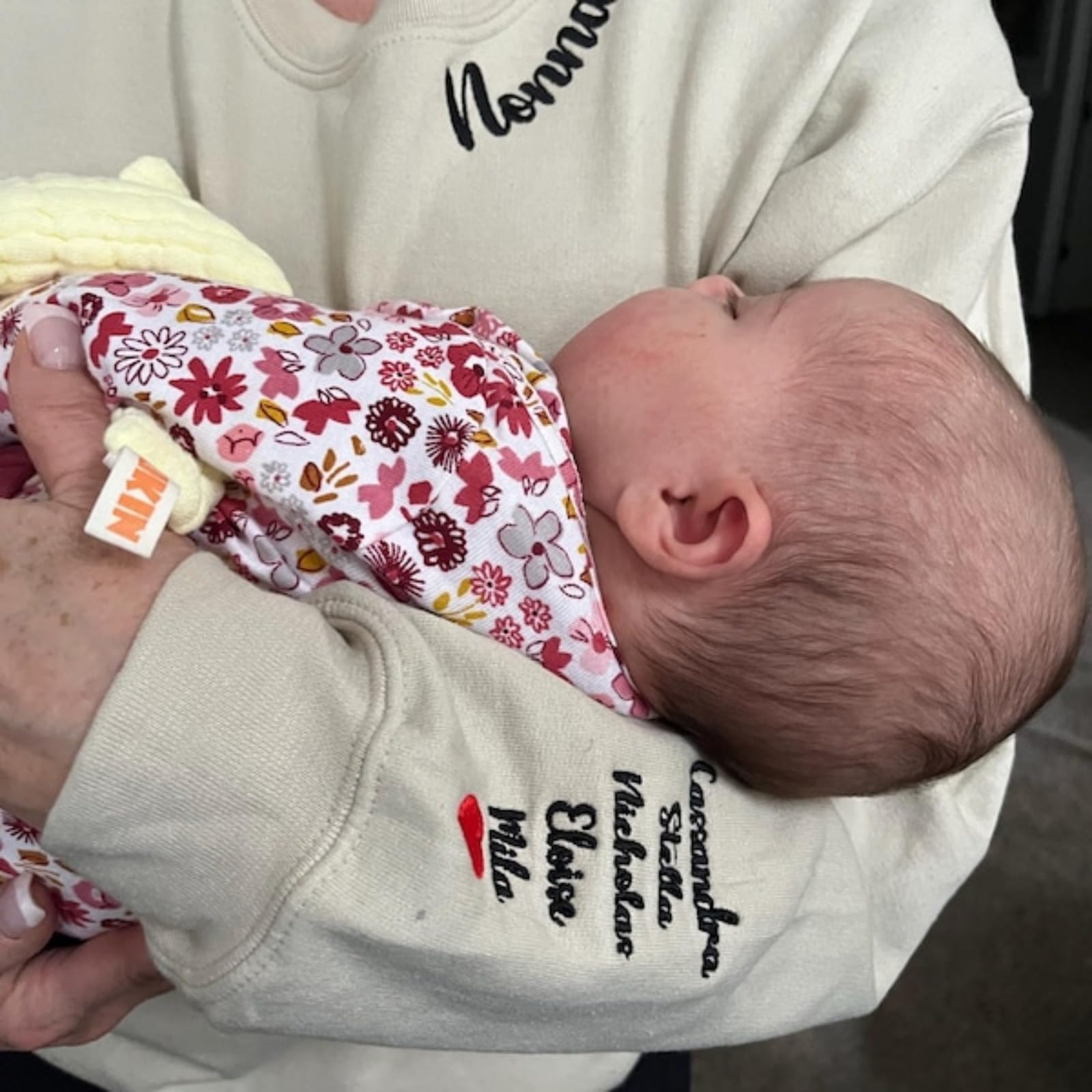 Sweat-shirt brodé Mama personnalisé, col rond Mama personnalisé avec noms d'enfants, chemise maman personnalisée pour femme, cadeau pour maman, grand-mère, cadeau d'anniversaire fête des