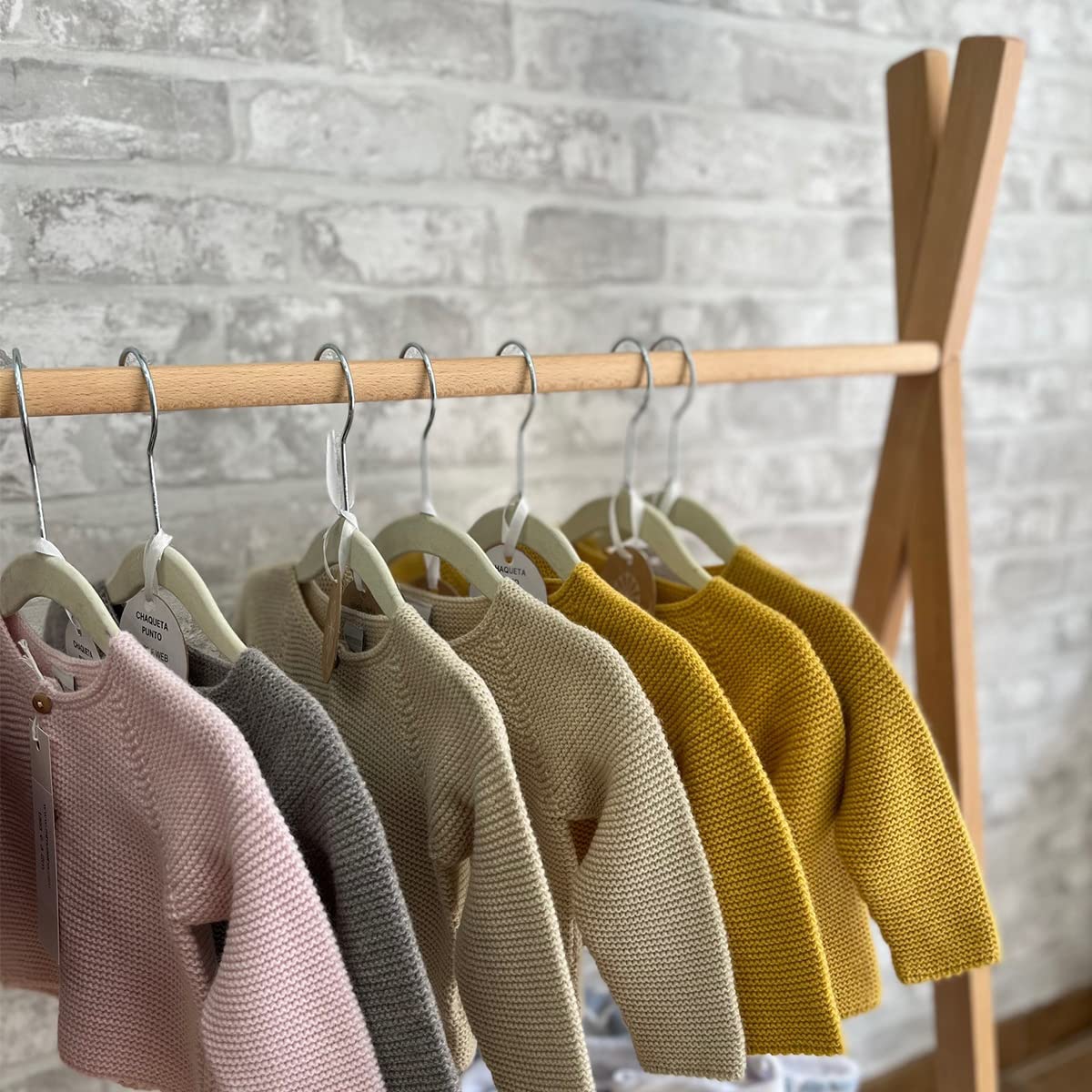 MIMUSELINA Perchero niños Perchero Tipi de madera Burro colgador abrigos ropa bebé autonomía del niño, perchero madera decoración habitación infantil (Madera Haya NATURAL)