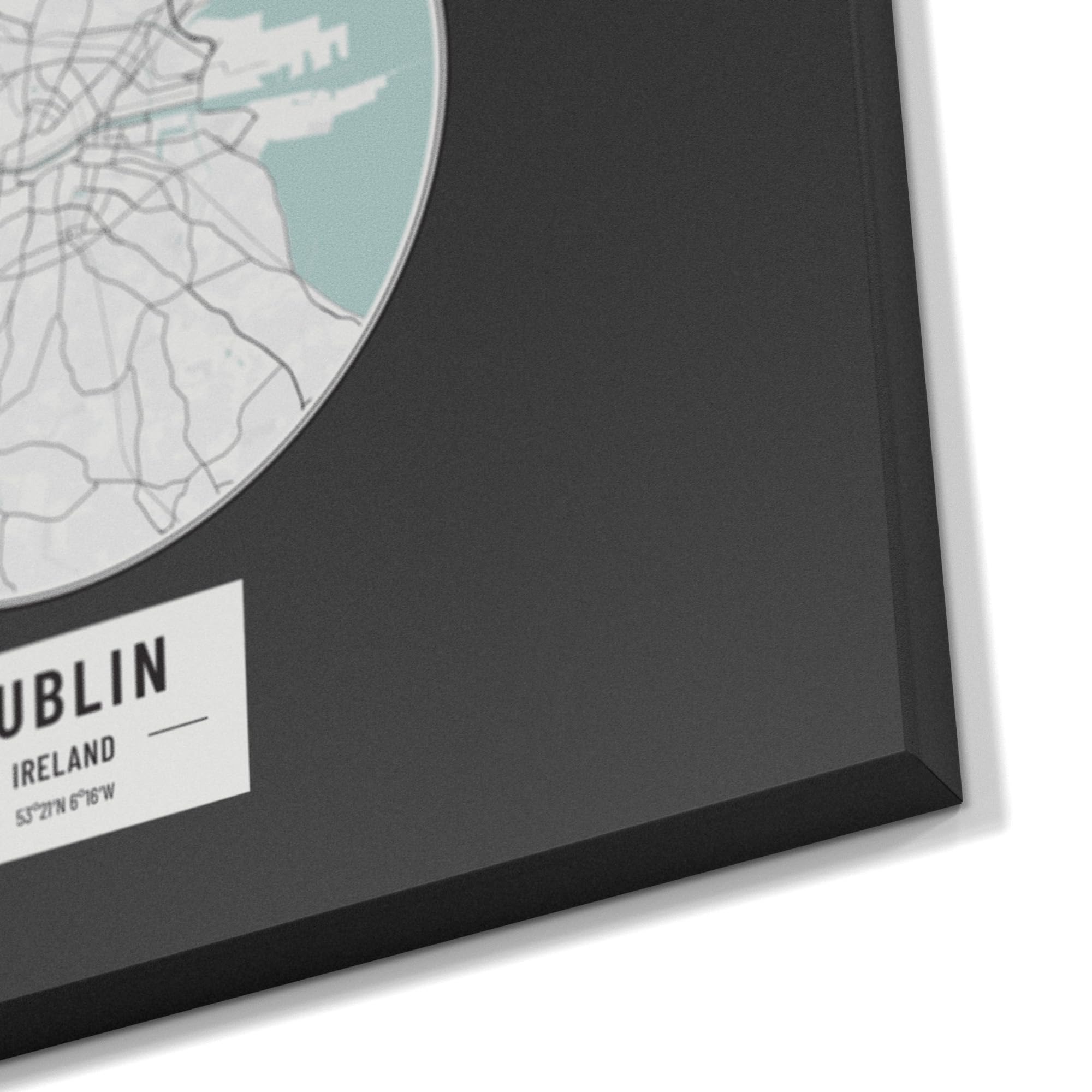DEQORI Magnetische Kreidetafel mit UV-Druck | Motiv Stadtplan Dublin | Design rechteckig 60x90 cm | Kreide Metalltafel beschreibbar – Wanddeko für Küche, Flur, Kinderzimmer & Büro