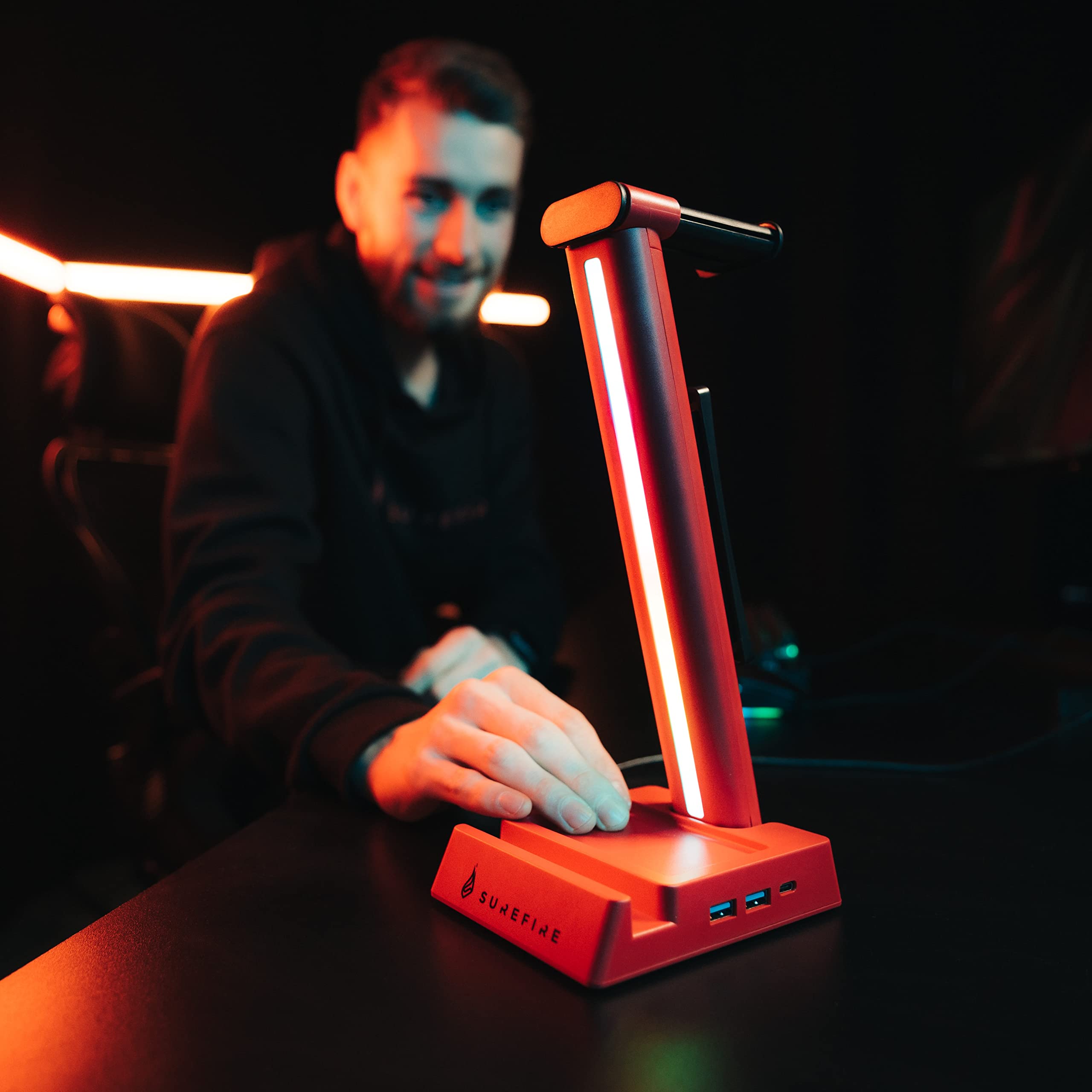 Surefire Vinson N2 - Soporte multifuncional para auriculares, color rojo, soporte para 2 auriculares para videojuegos, con iluminación RGB y hub USB (USB-A + USB-C + audio de 3,5 mm), soporte de 28 cm