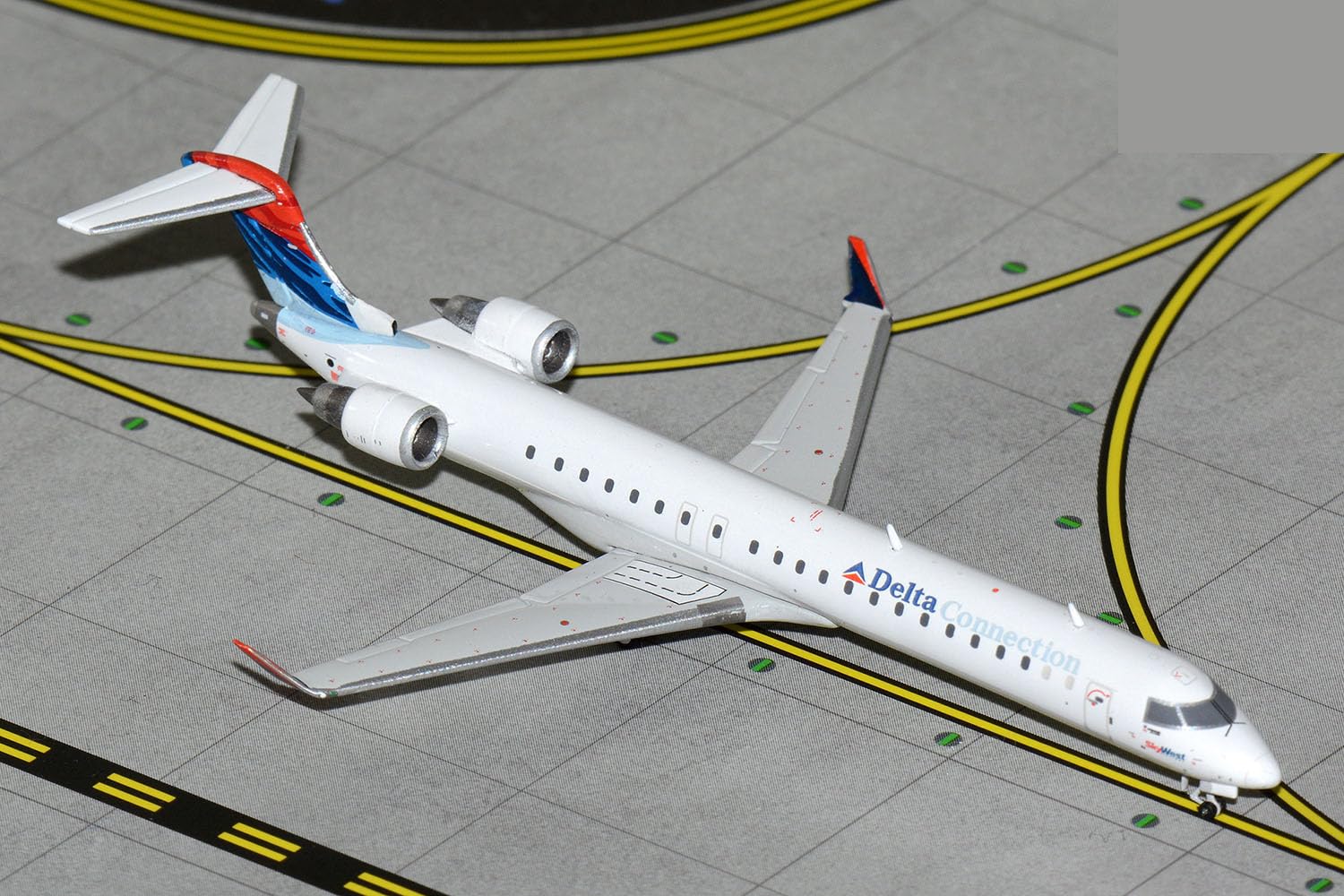 Amazon.com: GeminiJets GJDAL2253 Delta Connection CRJ-900 N806SK