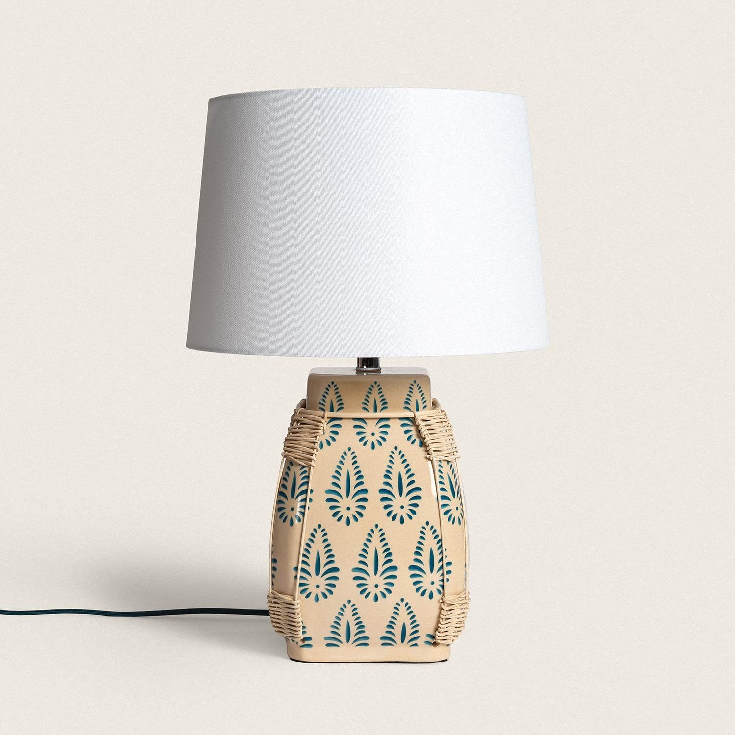 LEDKIA LIGHTING - Lámpara de Mesa Ariché | Diseño Artesanal Mediterráneo | Base Cerámica y Ratán | Requiere 1 Bombilla E27 | Para Salón y Dormitorio; Blanco